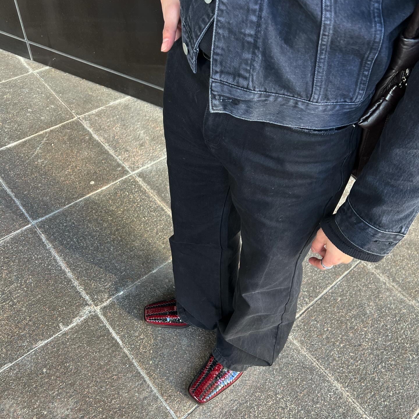 Nike x Martine Rose Shox MR4 Black, Lemaire Large Croissant Bag Soft Nappa Leather Dark Chocolate 착용 스타일 - 3