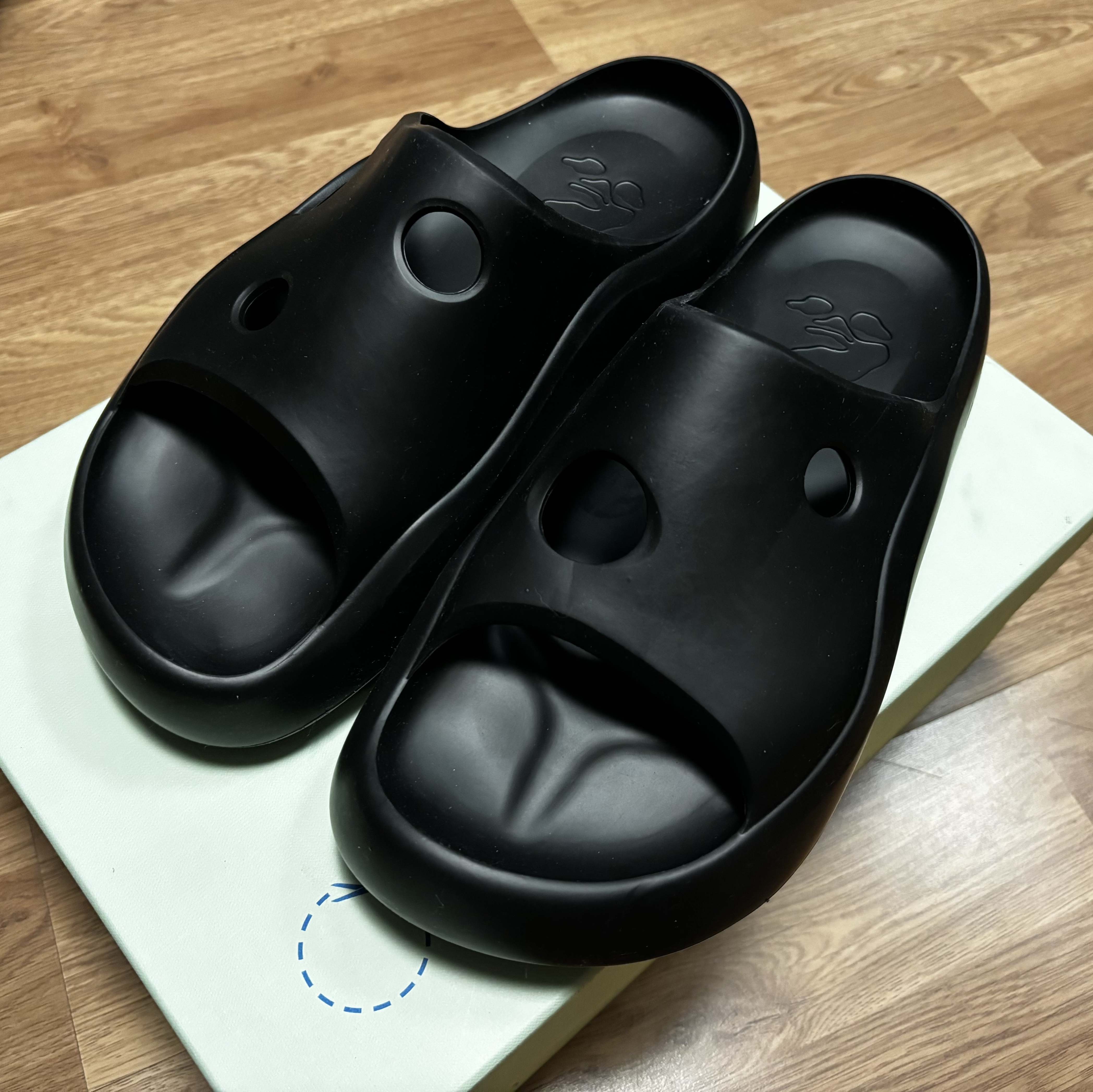 Off-White Meteor Cut-Out Slider Black 착용 스타일