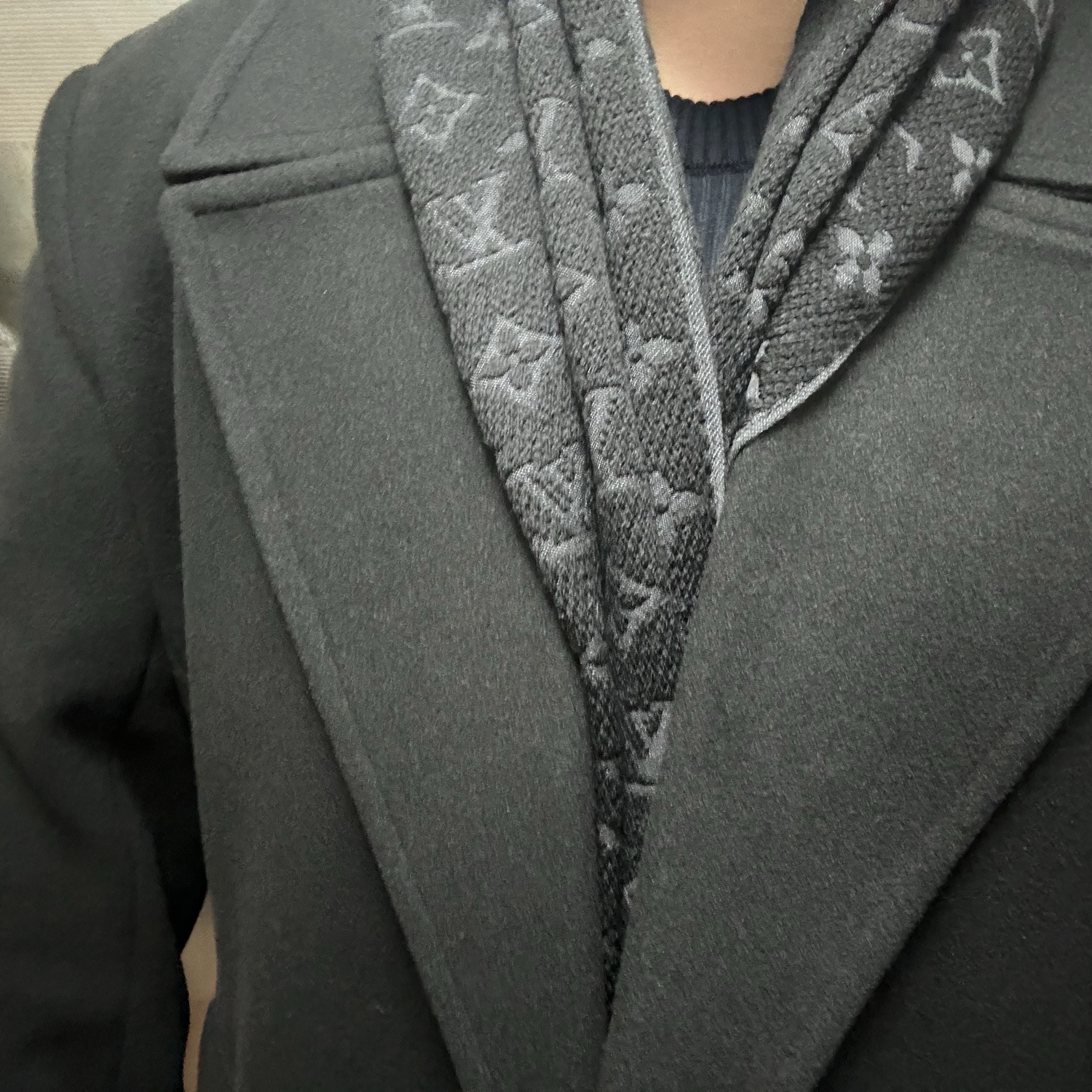 Louis Vuitton Monogram Classic Muffler Black 착용 스타일