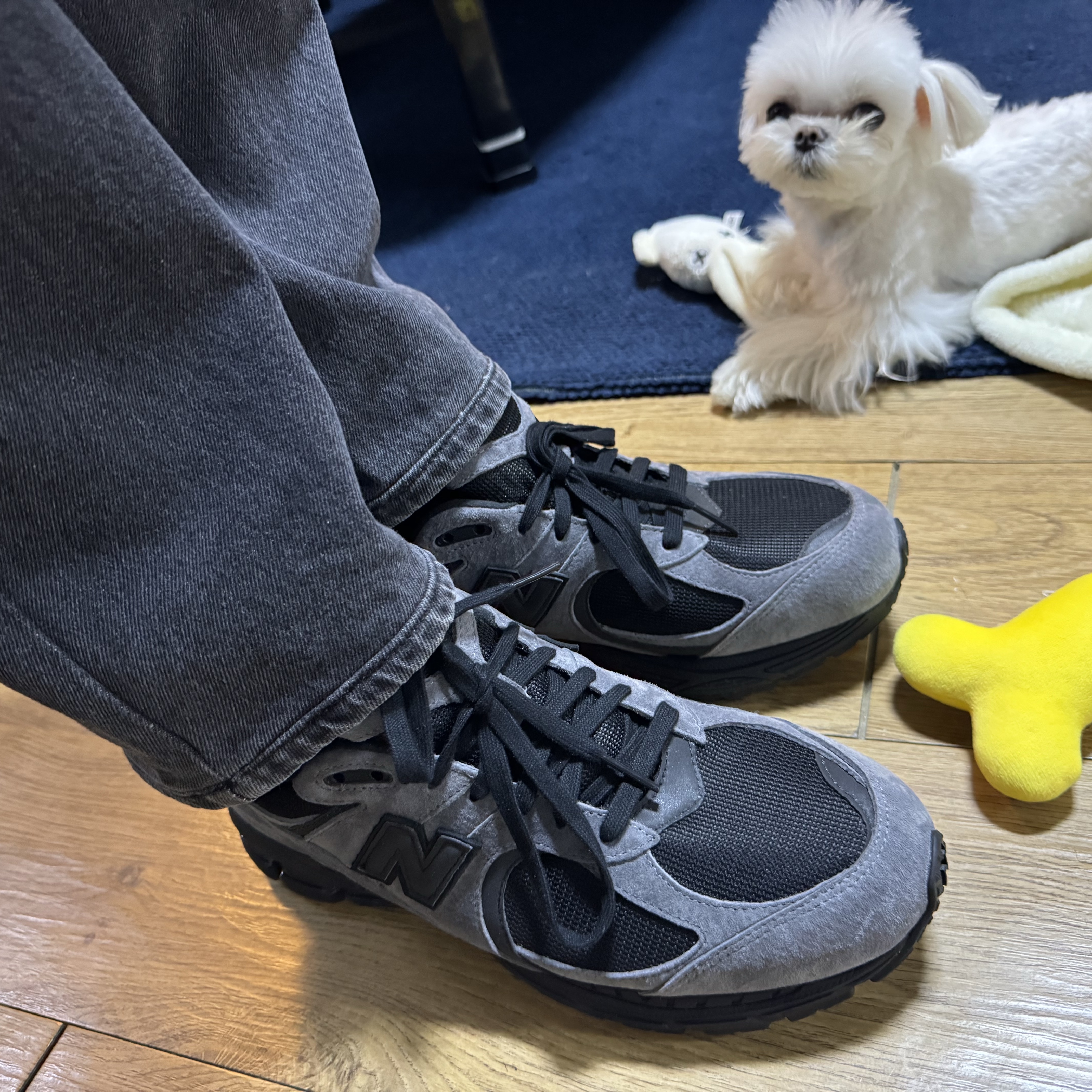New Balance x JJJJound 2002R Gore-Tex Charcoal 착용 스타일
