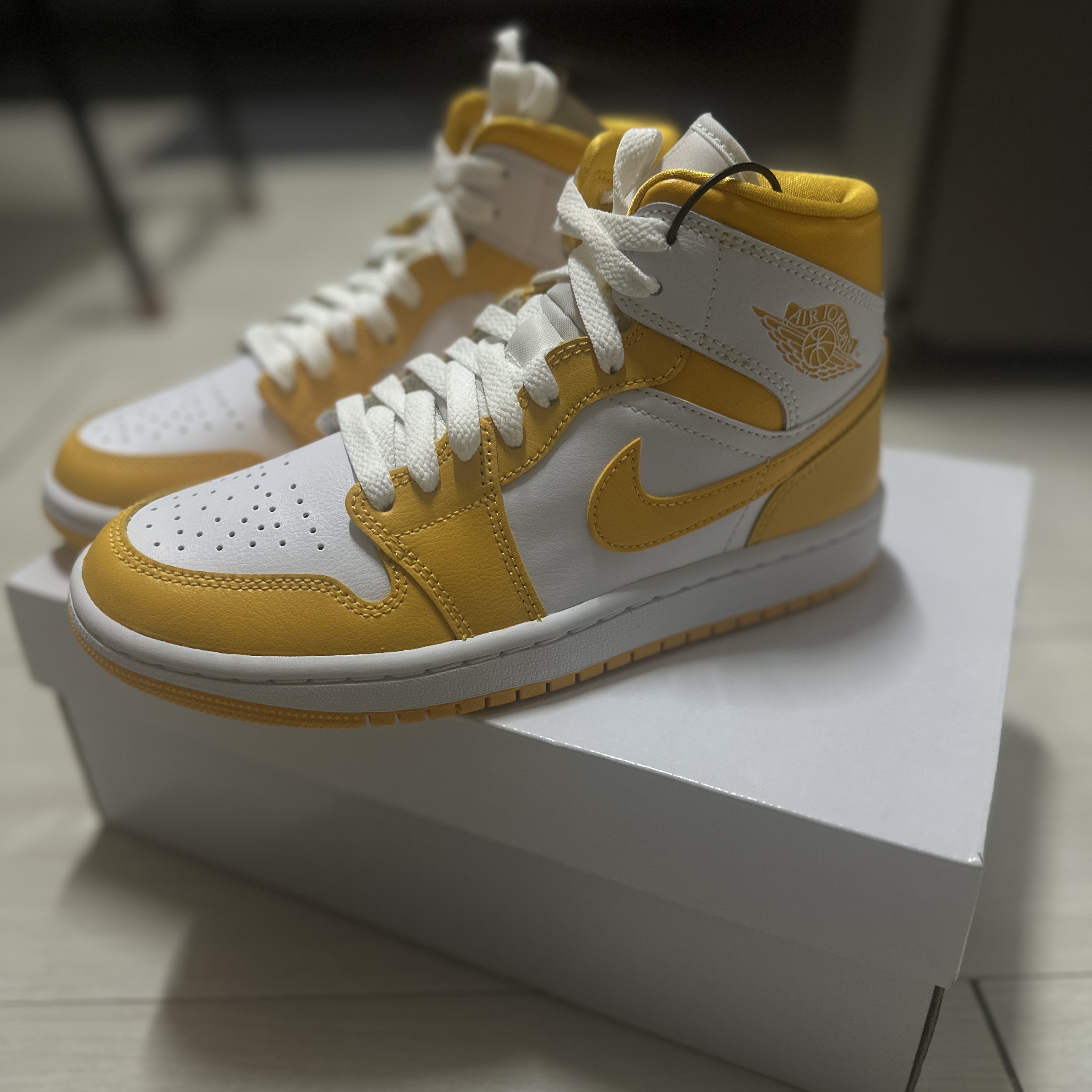 (W) Jordan 1 Mid University Gold 착용 스타일 - 3