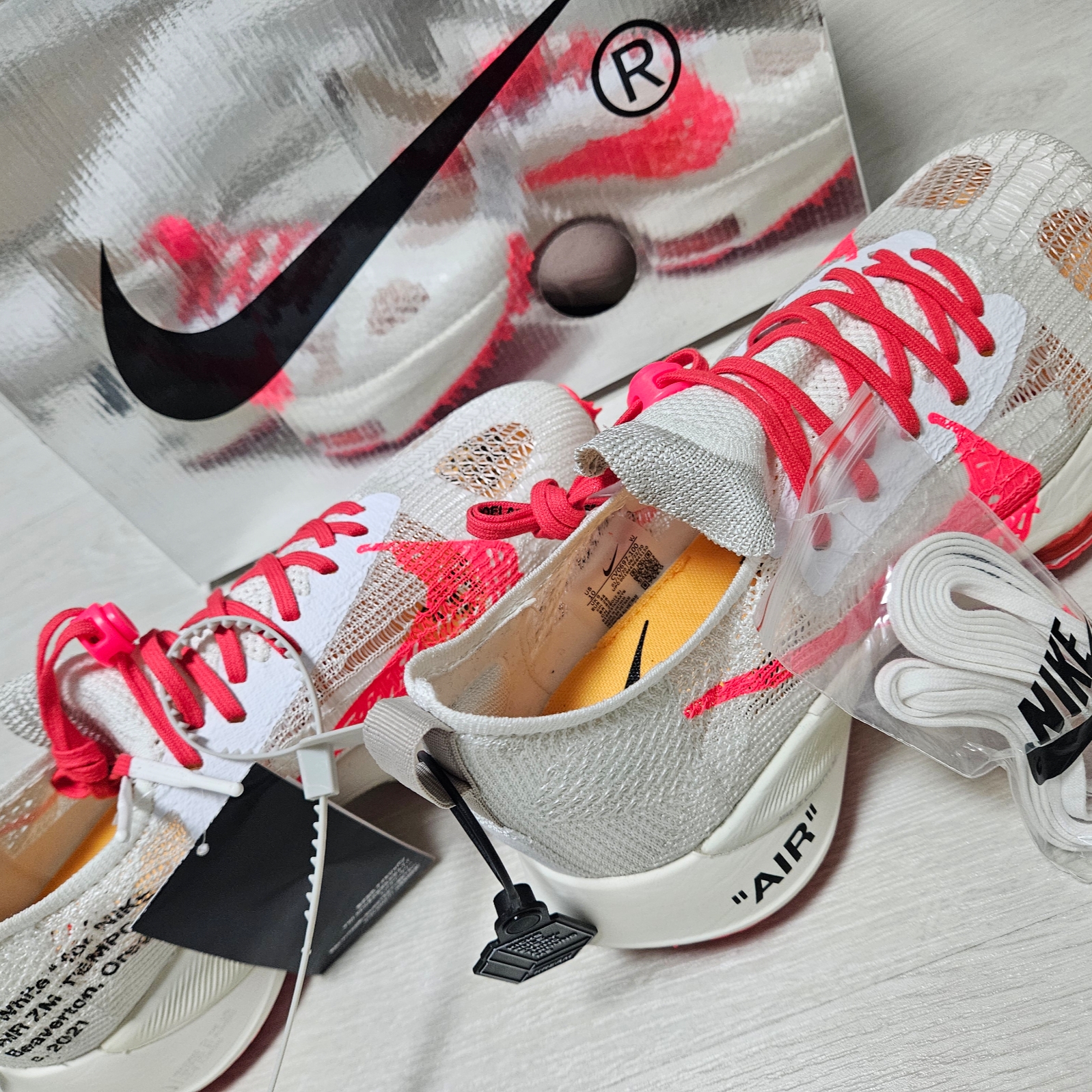 Nike x Off-White Air Zoom Tempo Next% Solar Red 착용 스타일
