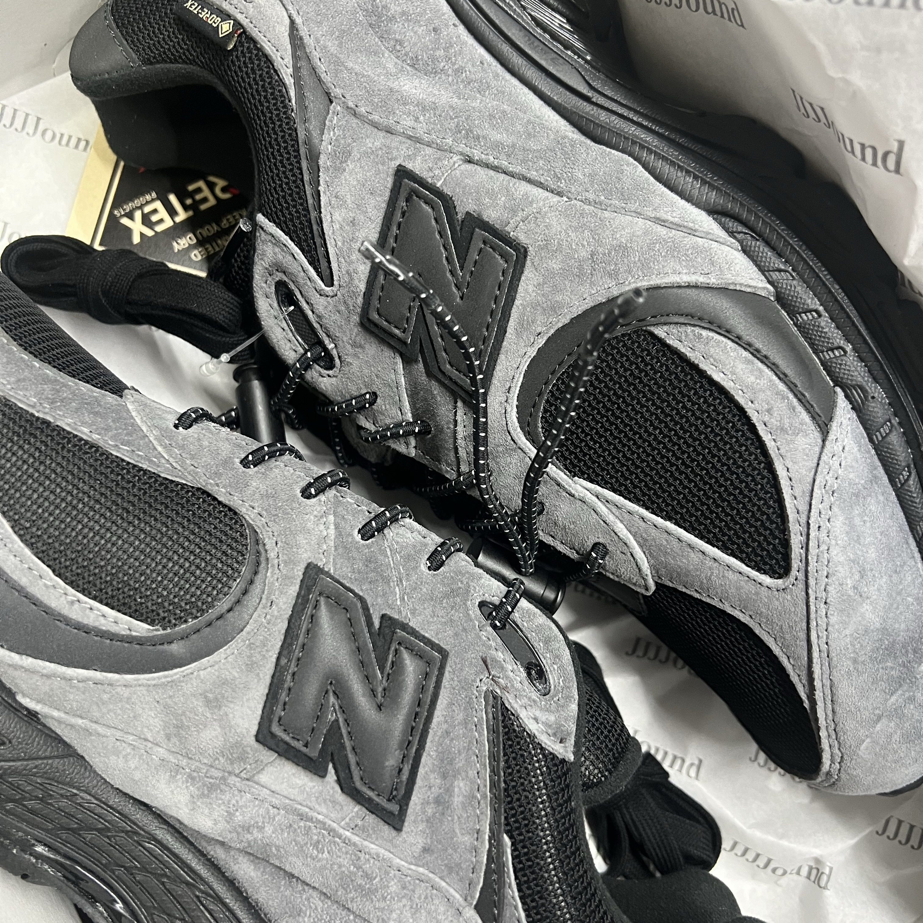 New Balance x JJJJound 2002R Gore-Tex Charcoal, New Balance x JJJJound 2002R Gore-Tex Pine 착용 스타일 - 1