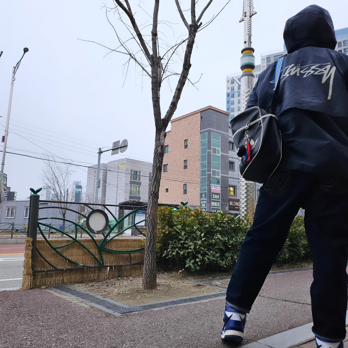 Stussy Wave Dye Beach Shell Jacket Navy, Supreme Webbing Keychain Red - 23SS 착용 스타일 - 1