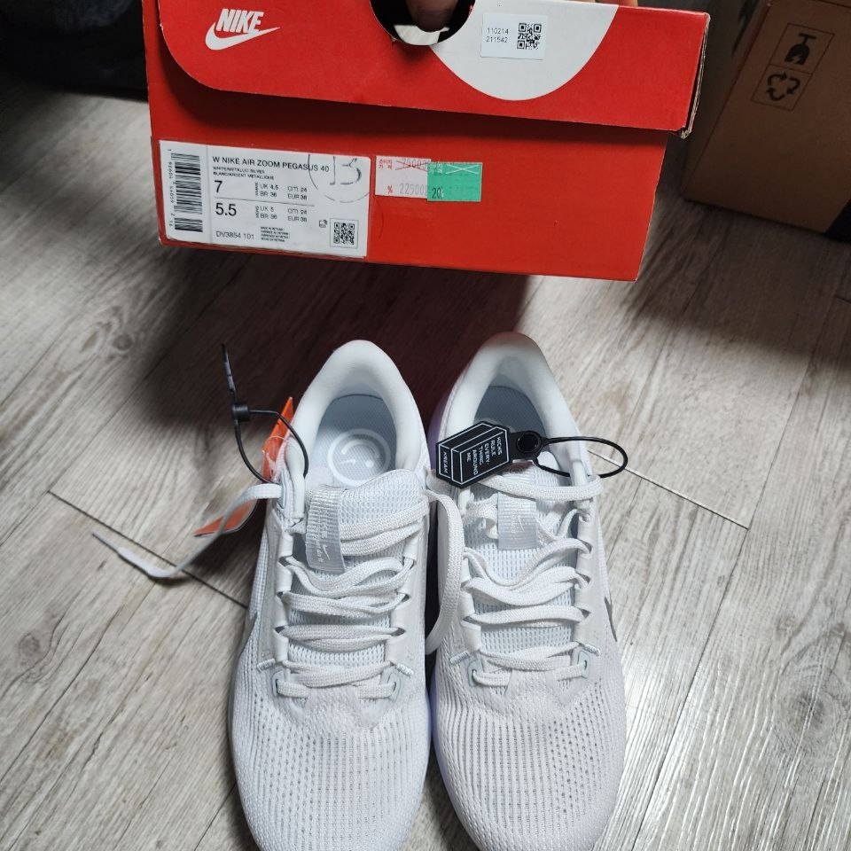 (W) Nike Air Zoom Pegasus 40 White Metallic Silver 착용 스타일 - 5
