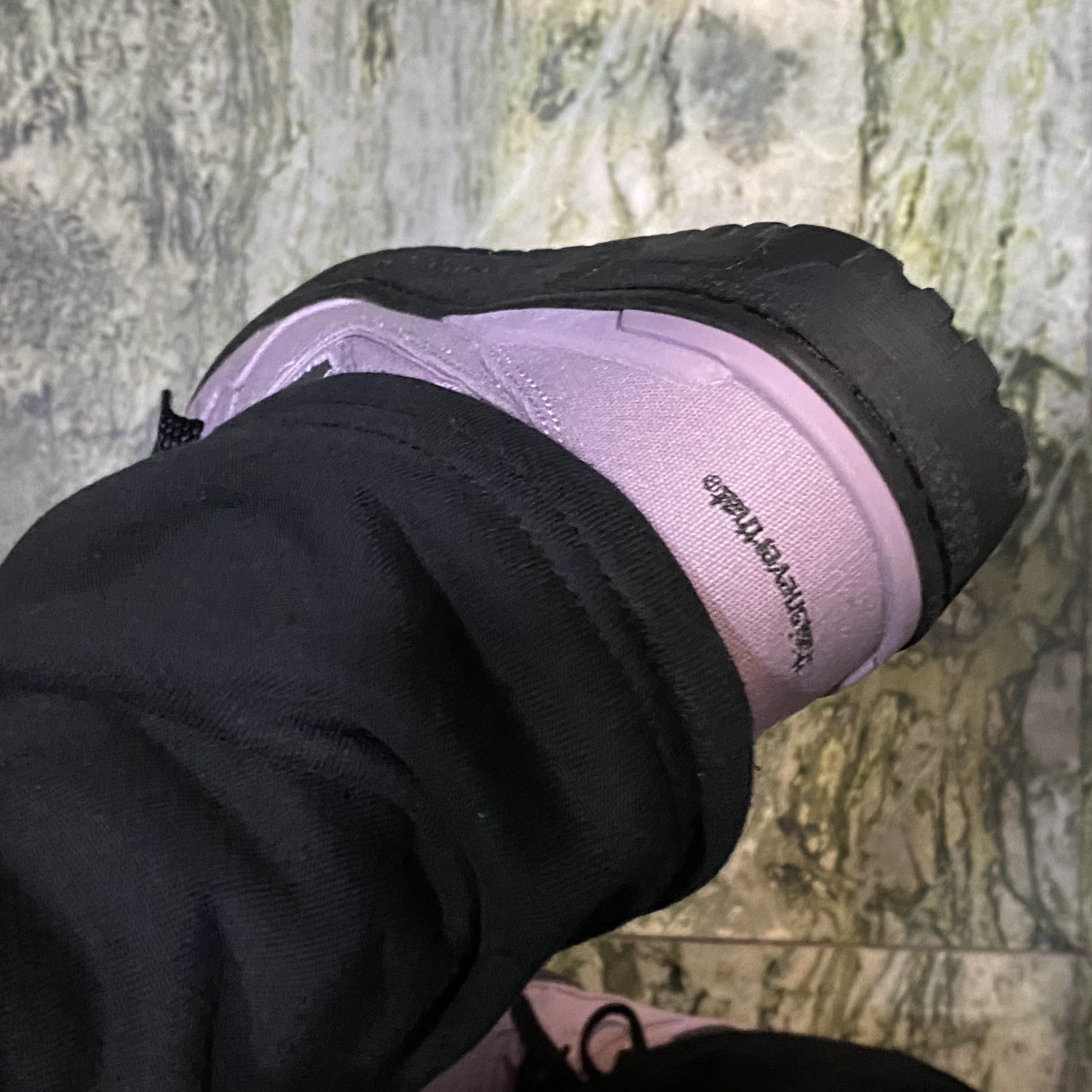 New Balance x Thisisneverthat 550 Lavender Black 착용 스타일 - 3