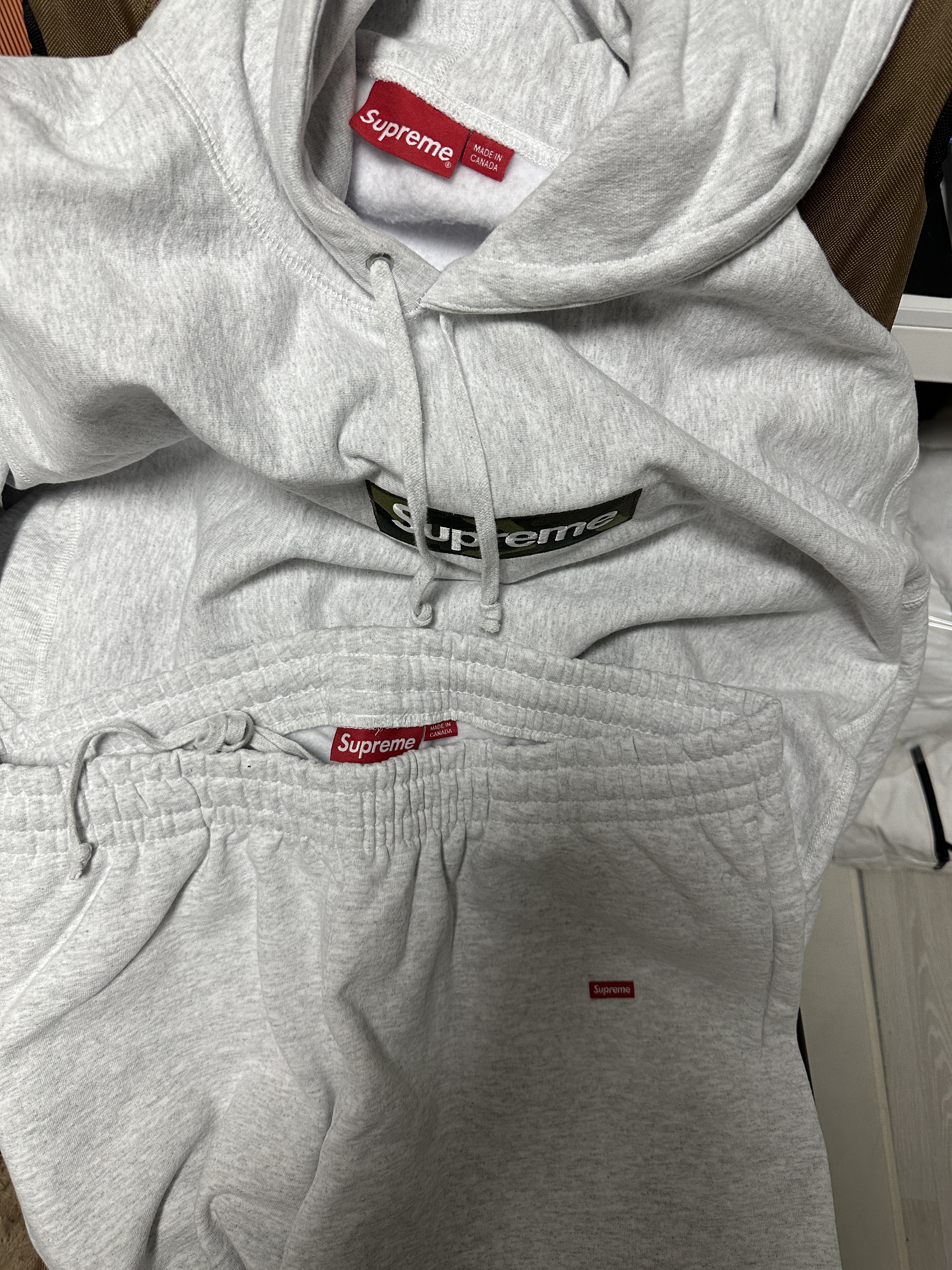 Supreme Box Logo Hooded Sweatshirt Ash Grey - 23FW, Supreme Small Box Sweatpants Ash Grey - 24SS 착용 스타일