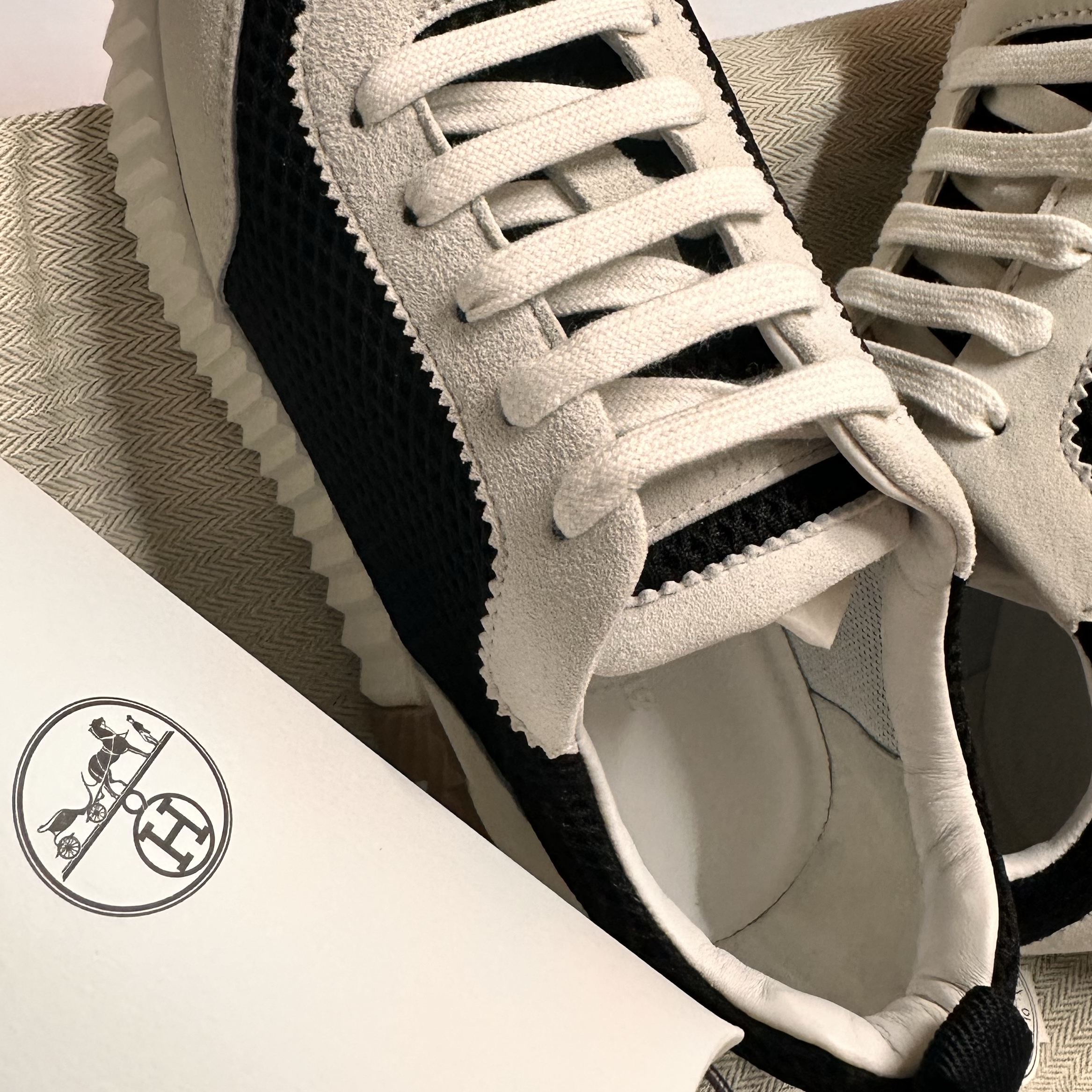 (W) Hermes Bouncing Sneakers Graphic Mesh Suede Goatskin & Noir Blanc 착용 스타일