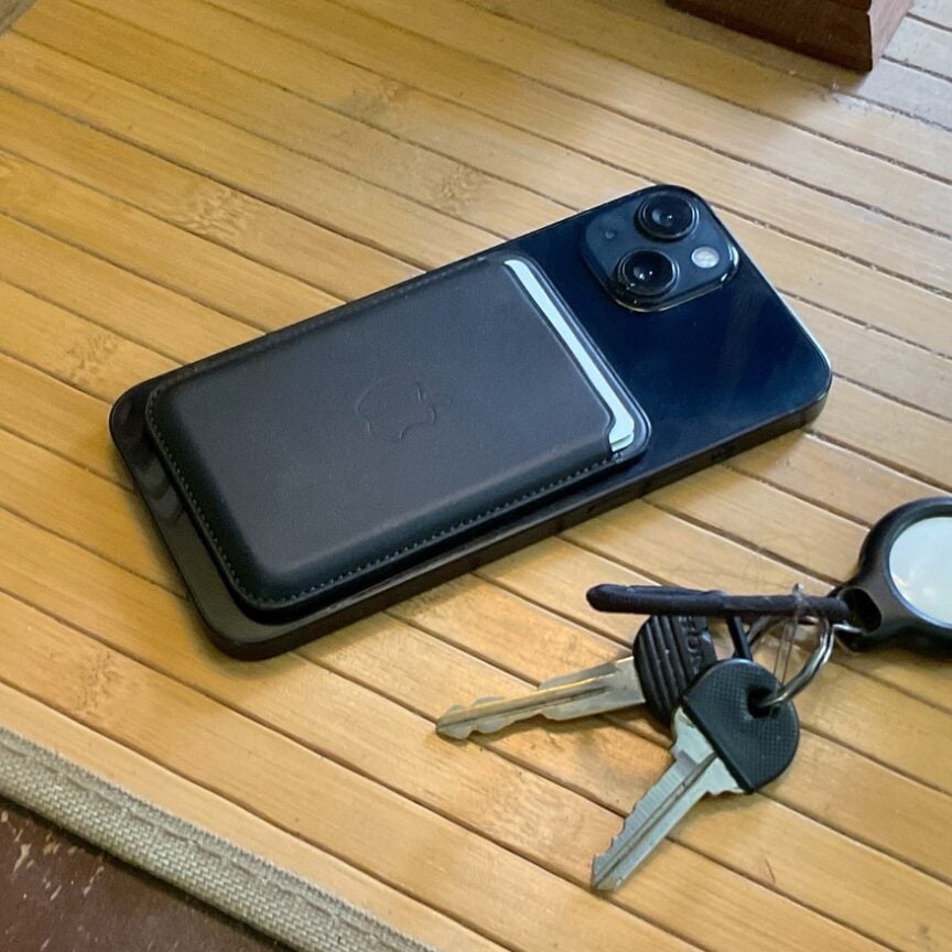 Apple iPhone Leather Wallet with MagSafe Midnight 착용 스타일