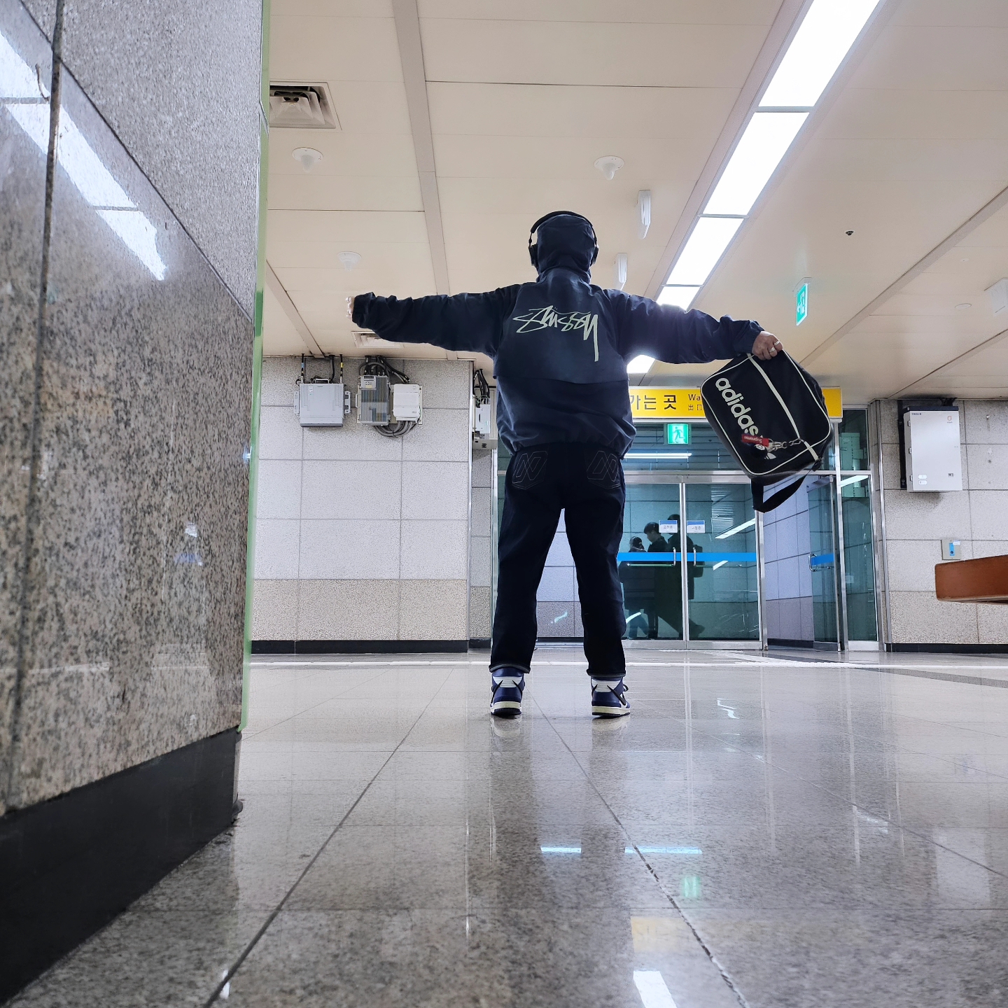 Stussy Wave Dye Beach Shell Jacket Navy, Supreme Webbing Keychain Red - 23SS 착용 스타일 - 4