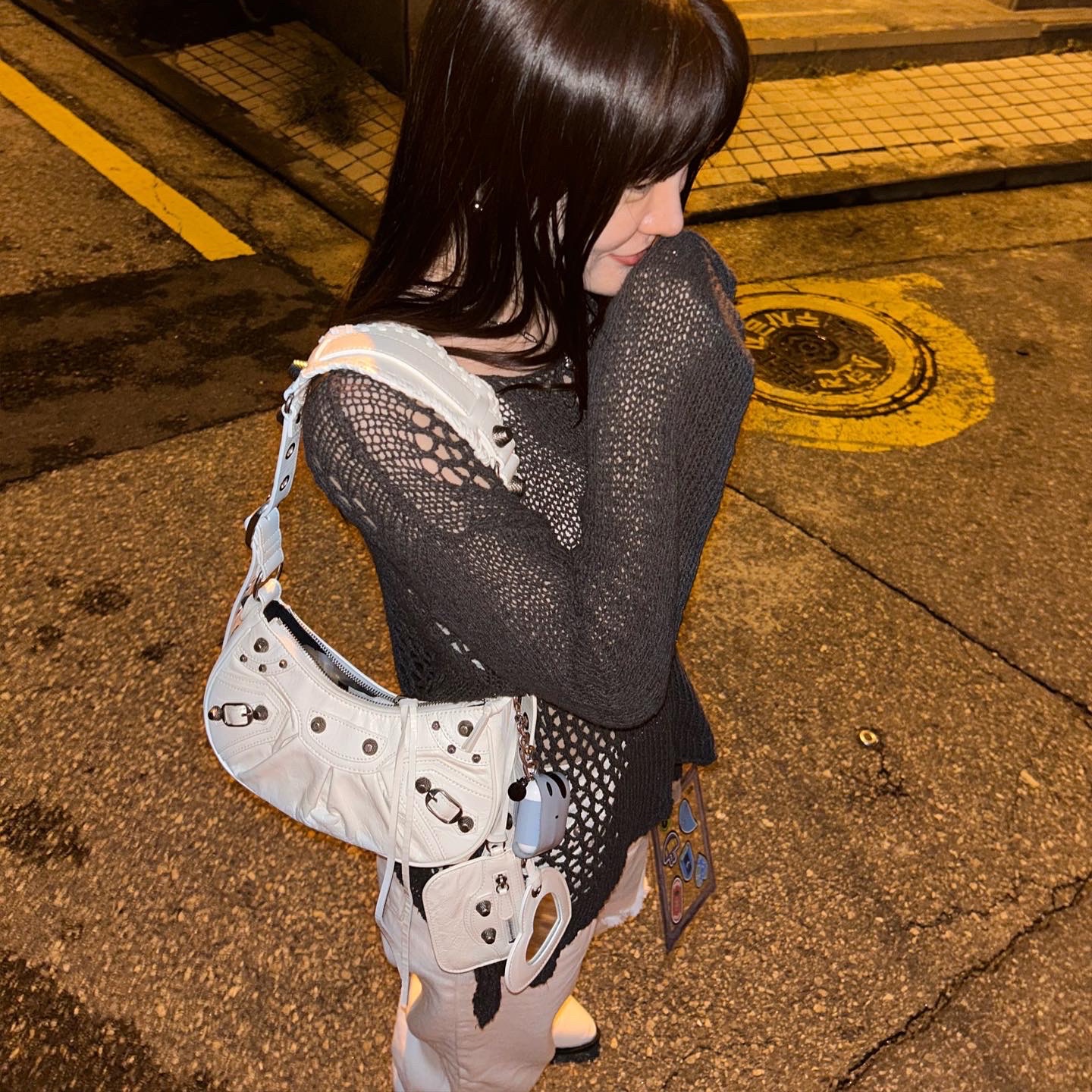 Balenciaga Arena Lambskin Le Cagole XS Shoulder Bag White 착용 스타일