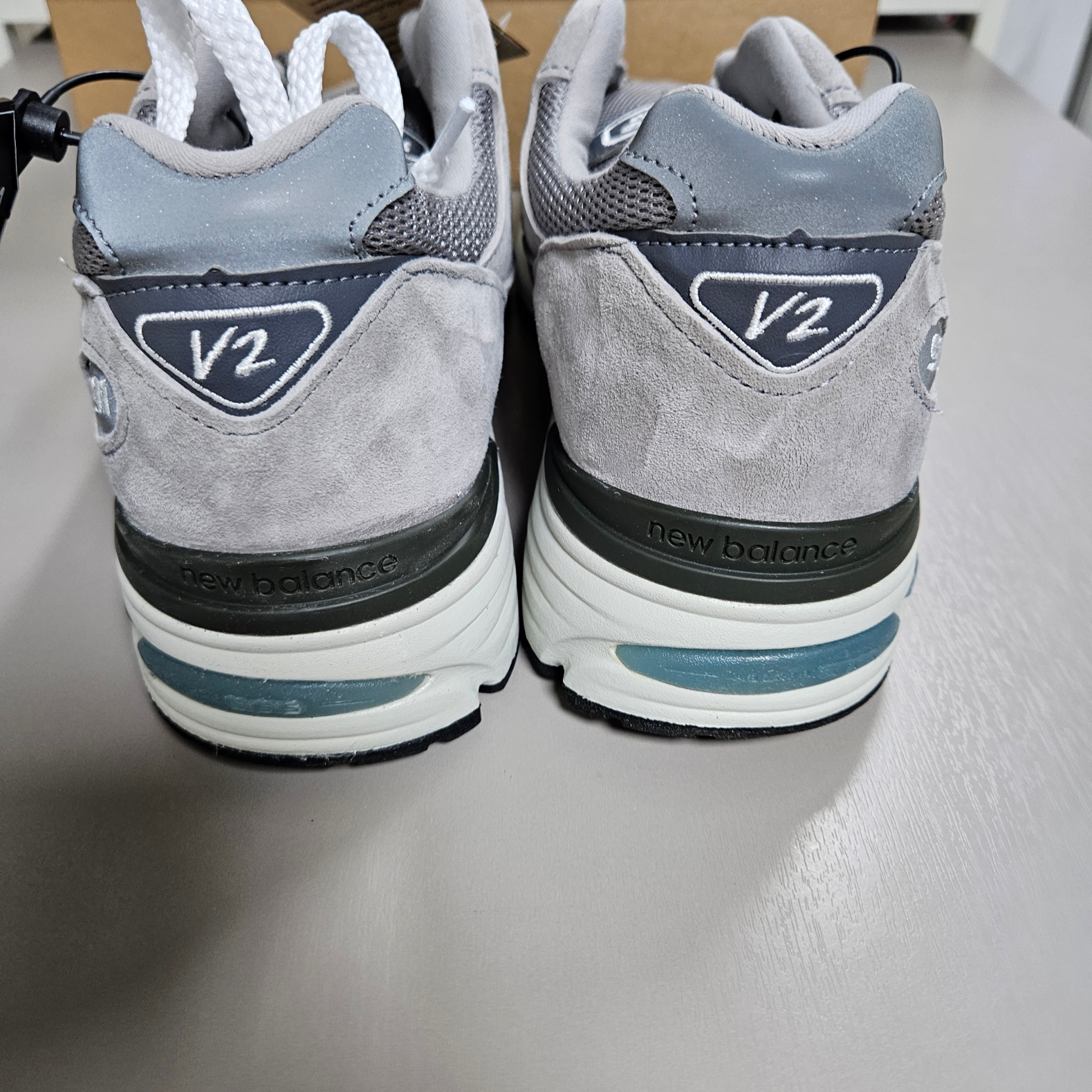 New Balance 991v2 Made in UK Rock Ridge Alloy Silver 착용 스타일 - 7