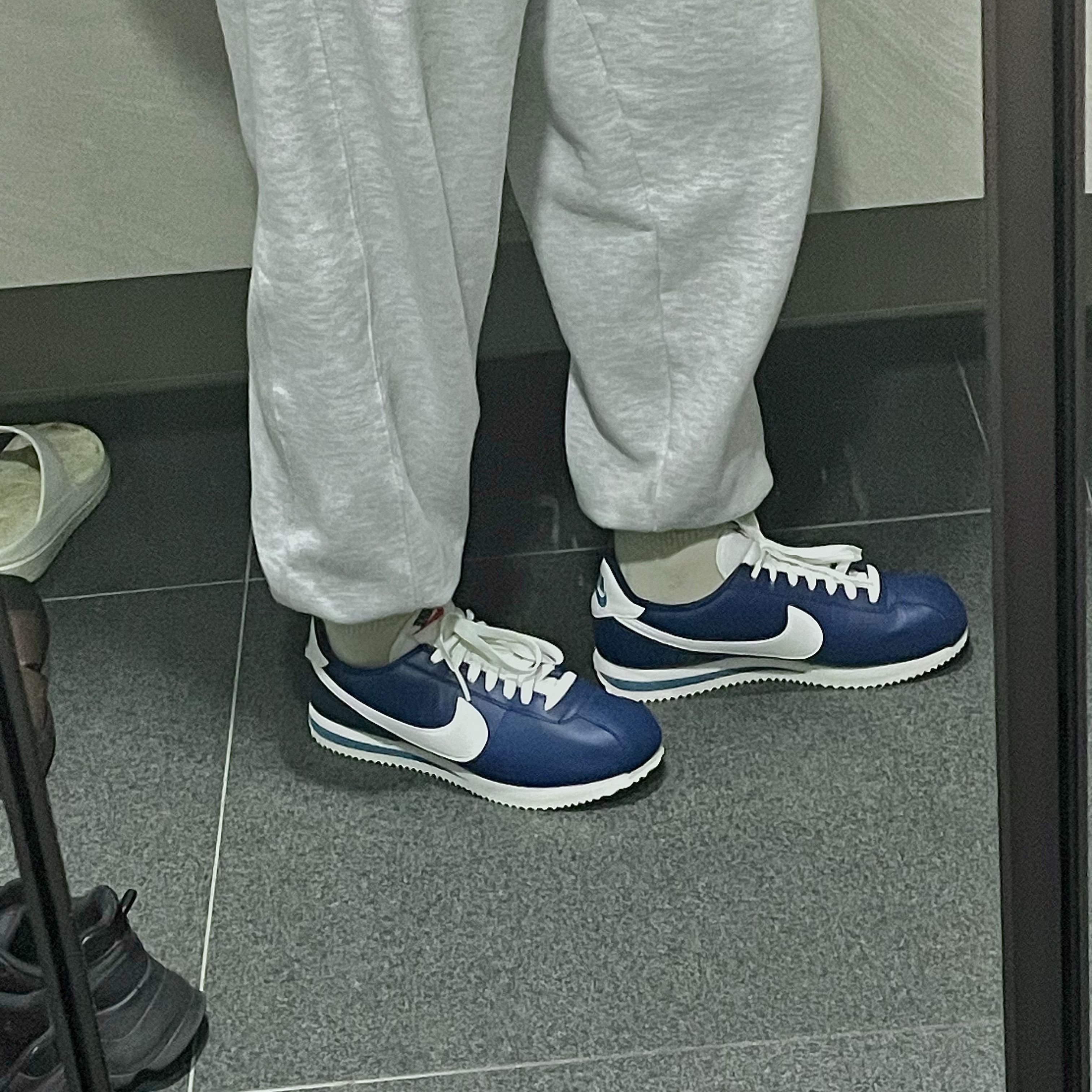 Nike Cortez Midnight Navy 착용 스타일 - 2