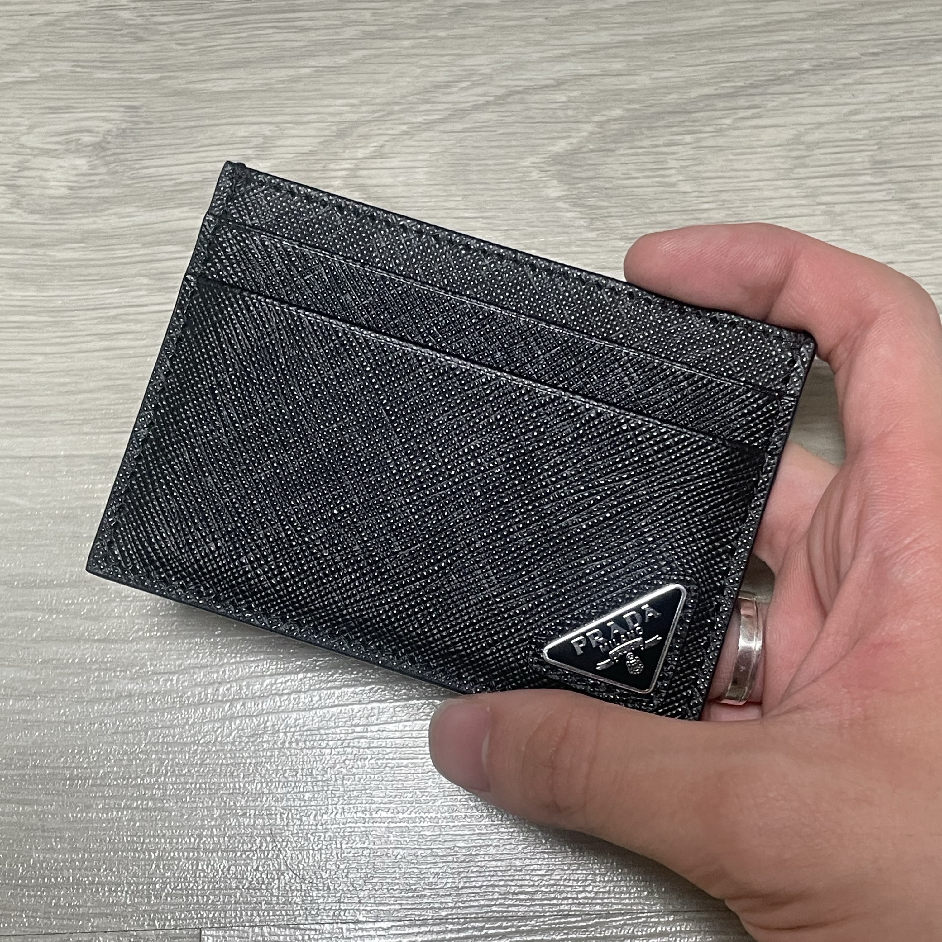 Prada Saffiano Leather Card Holder Black 착용 스타일