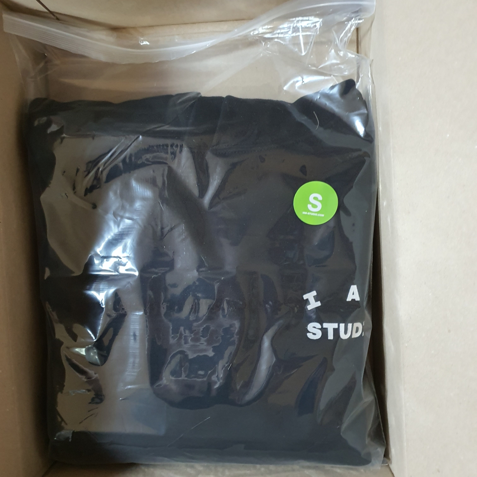 IAB Studio Hoodie Black 착용 스타일