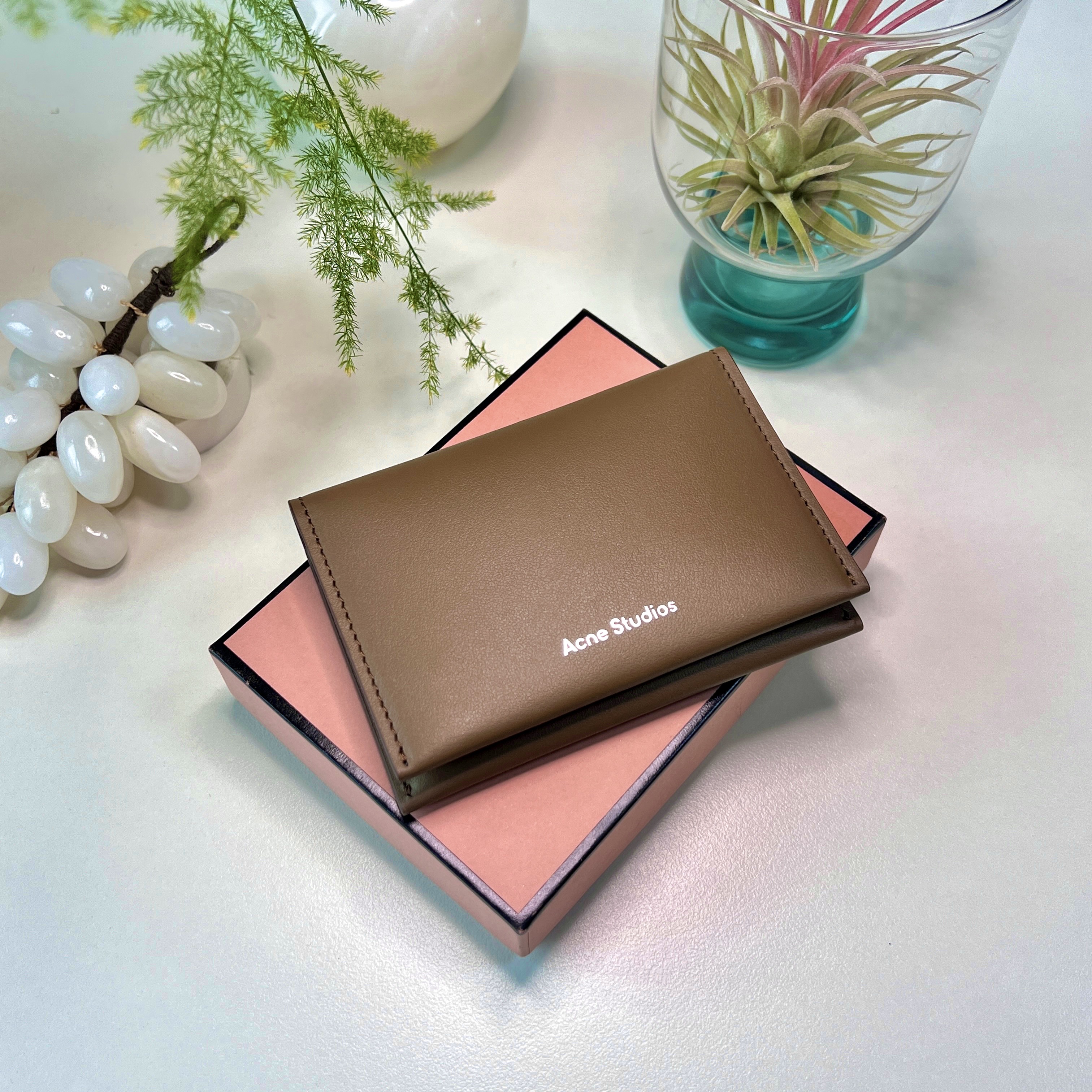 Acne Studios Bi-Fold Card Holder Camel Brown 착용 스타일