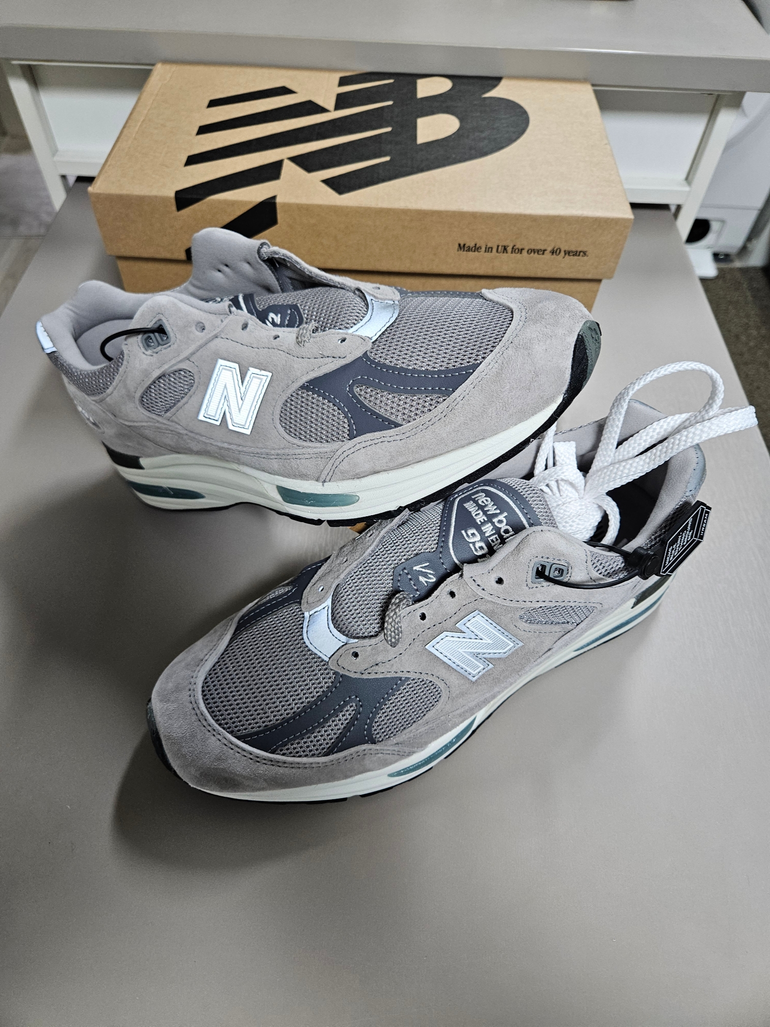 New Balance 991v2 Made in UK Rock Ridge Alloy Silver 착용 스타일 - 1
