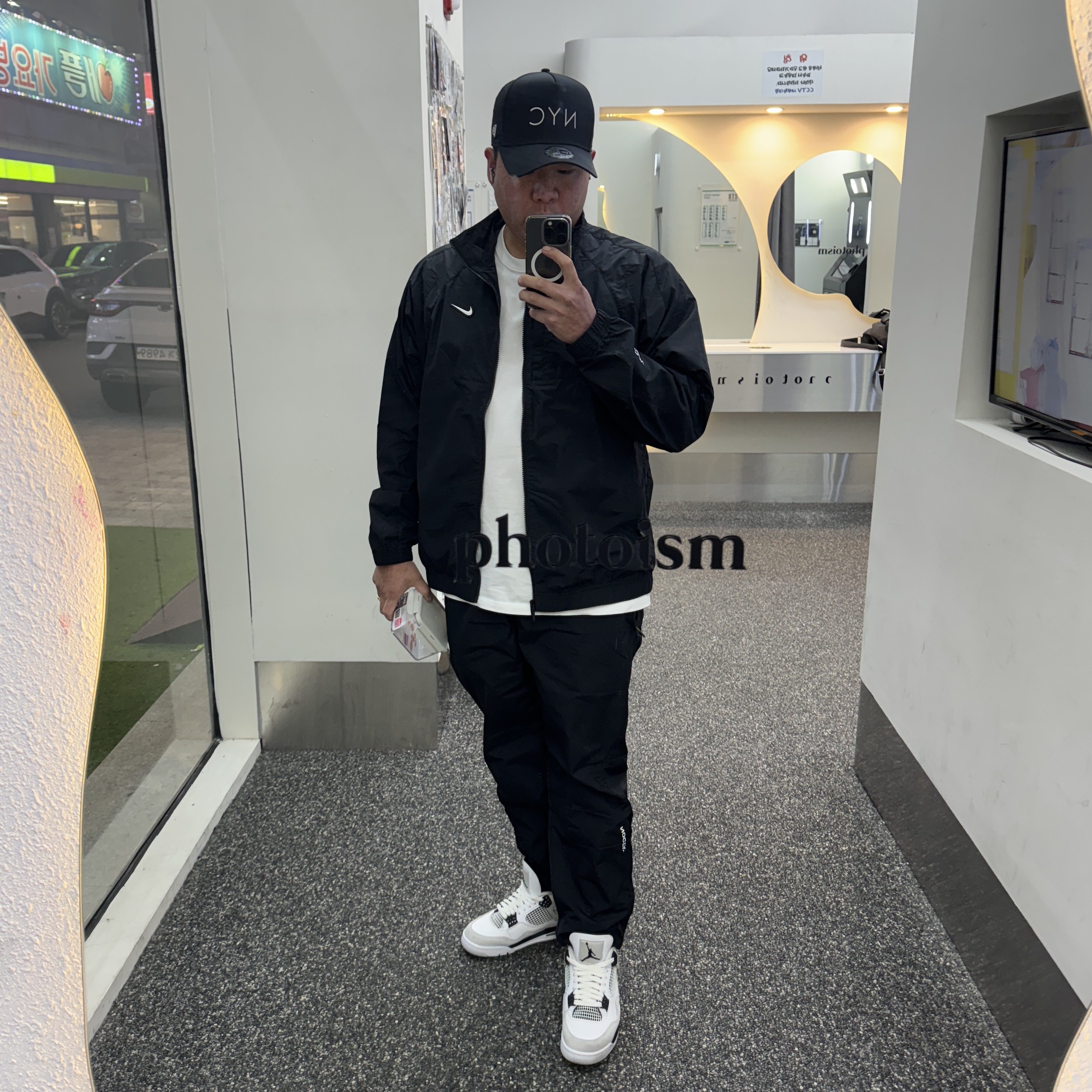 Nike x Drake Nocta Nylon Track Jacket Black (FN7666-010), Nike x Drake Nocta Woven Track Pants Black (FN7668-010) 착용 스타일 - 1