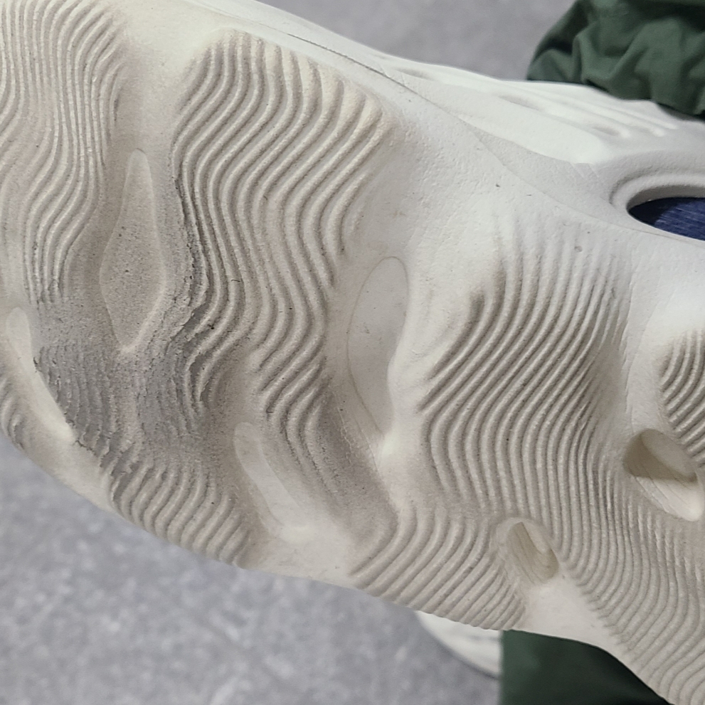 Adidas Yeezy Foam RNNR Sand 착용 스타일