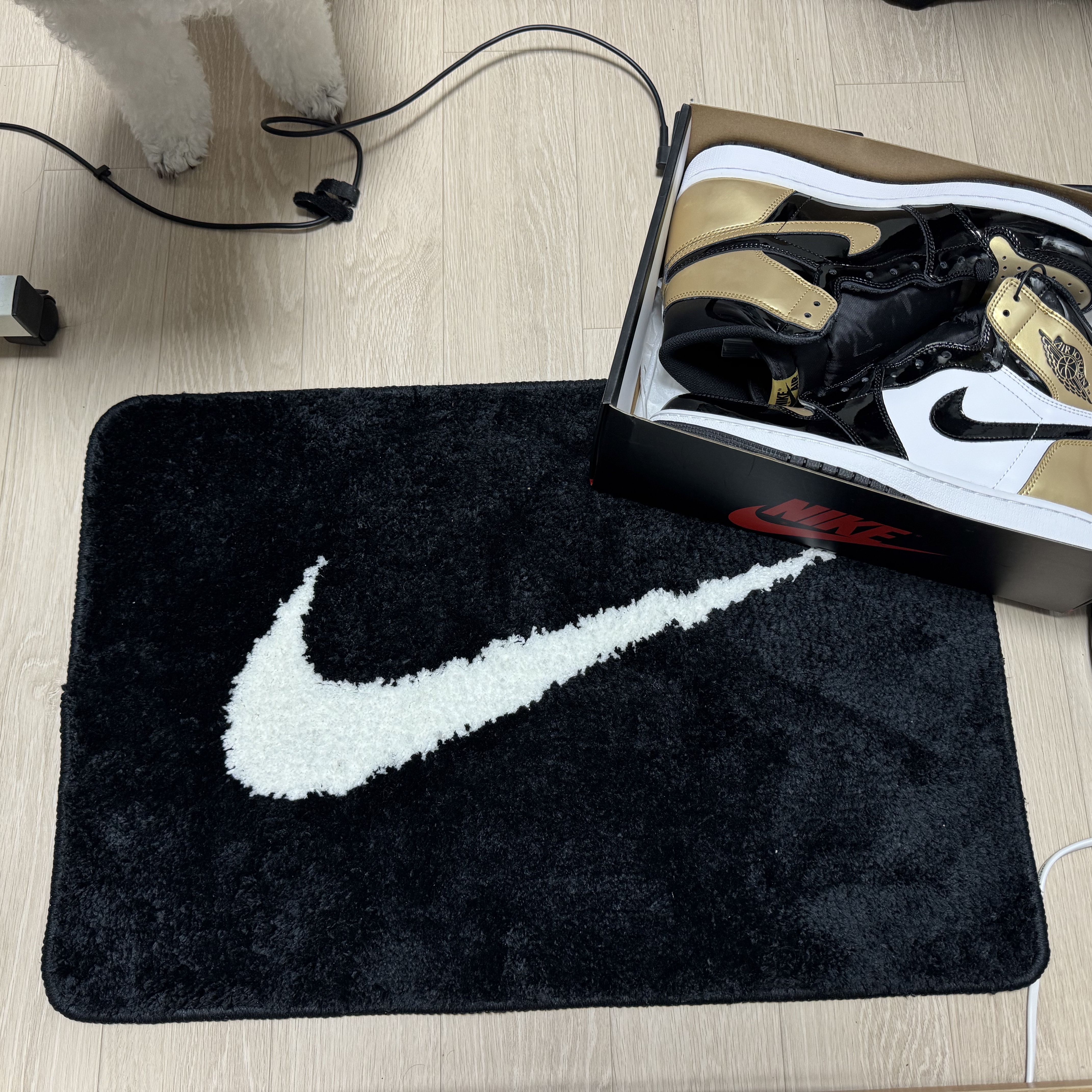Jordan 1 Retro High NRG Patent Gold Toe, Nike Swoosh Rug Black White 착용 스타일