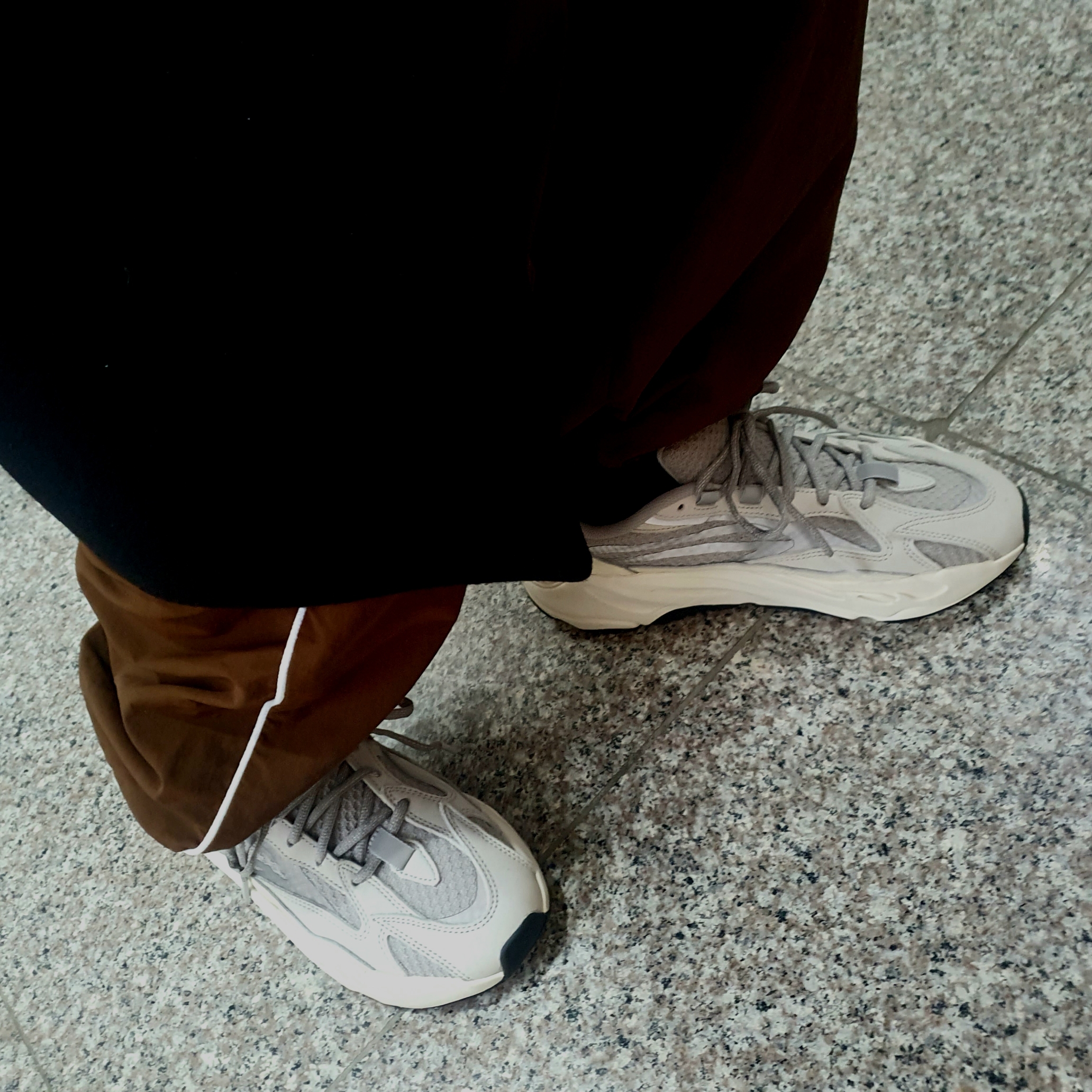 Adidas Yeezy Boost 700 V2 Static 2022 착용 스타일