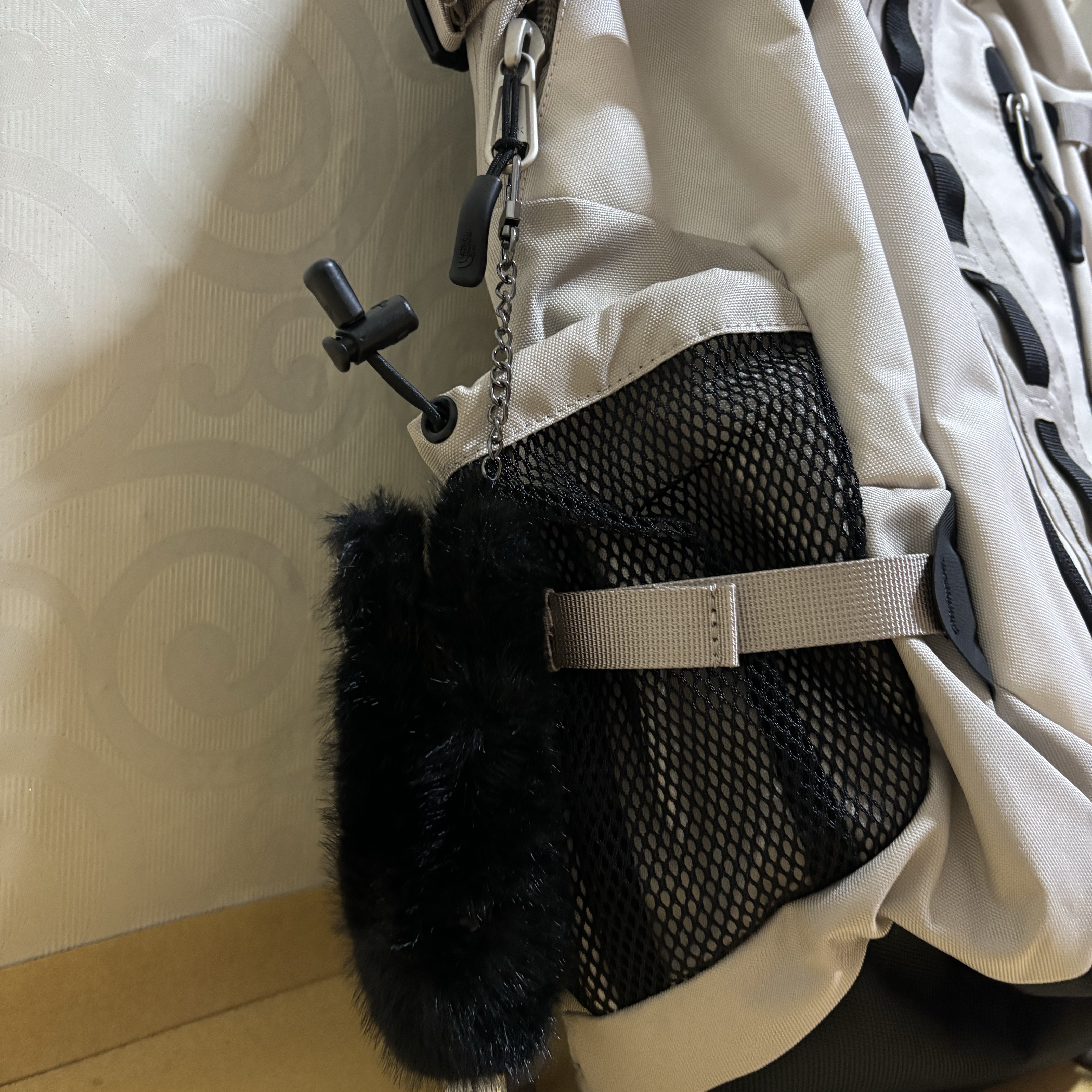 LE SSERAFIM Puff Keyring, The North Face Big Shot Light Gray 착용 스타일 - 3