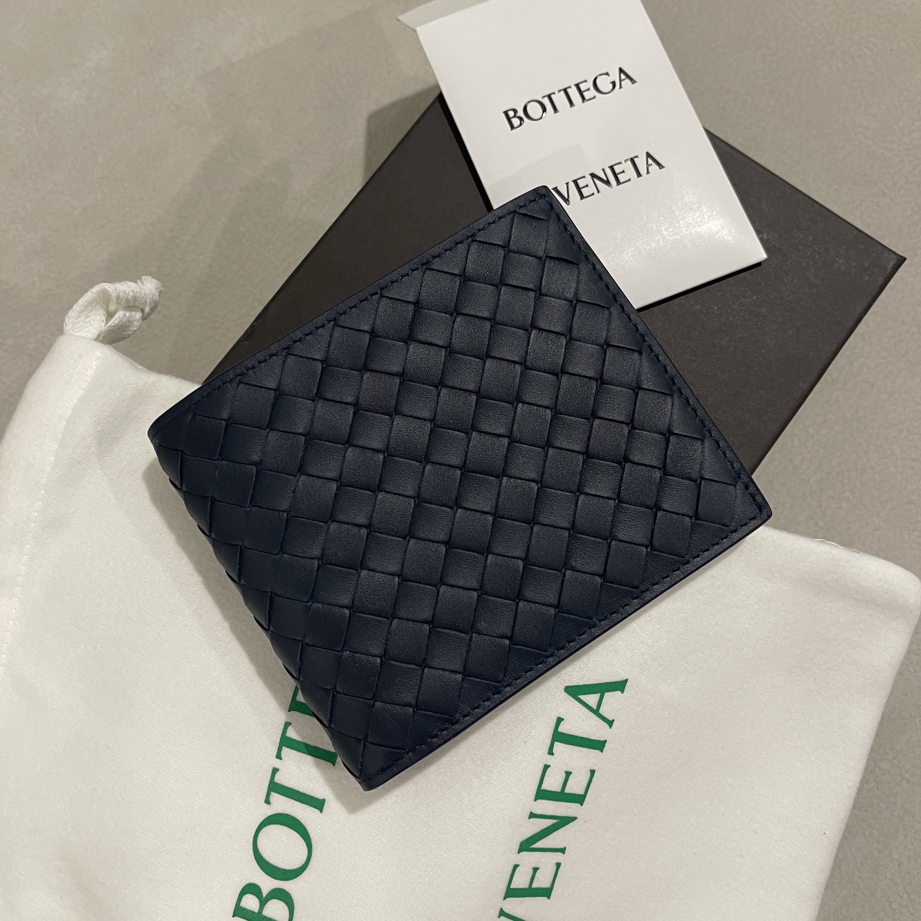 Bottega Veneta Bi-Fold Wallet Navy 착용 스타일