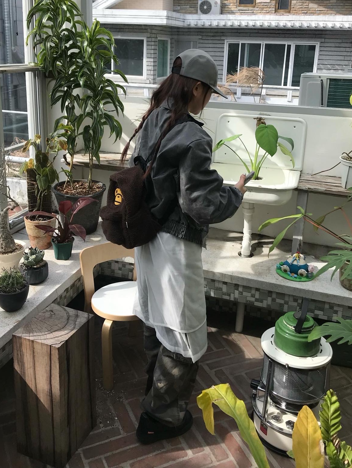 BAPE Baby Milo Mini Fur Backpack Brown, Nike x Supreme Air Force 1 Low Black 착용 스타일 - 1