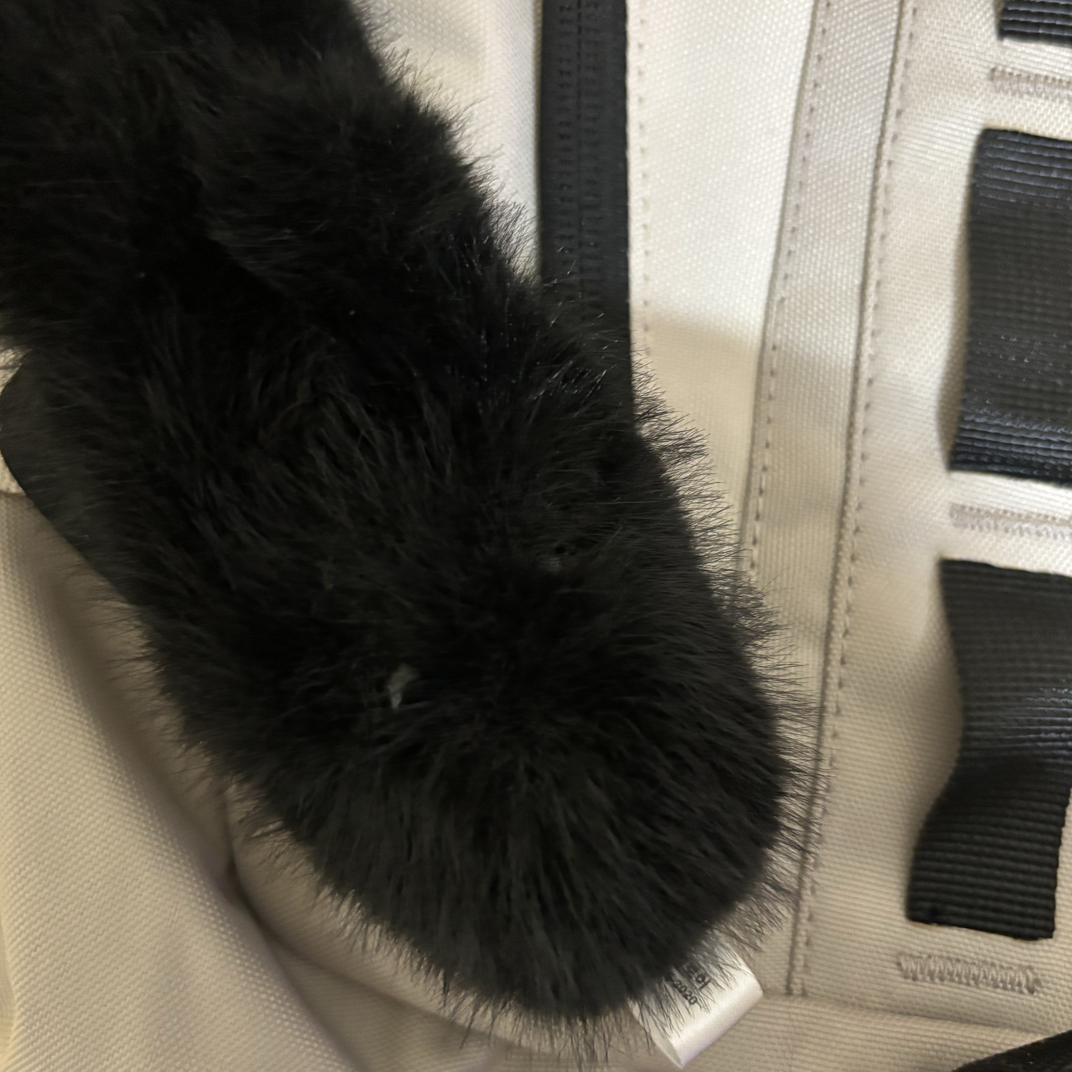 LE SSERAFIM Puff Keyring, The North Face Big Shot Light Gray 착용 스타일 - 2
