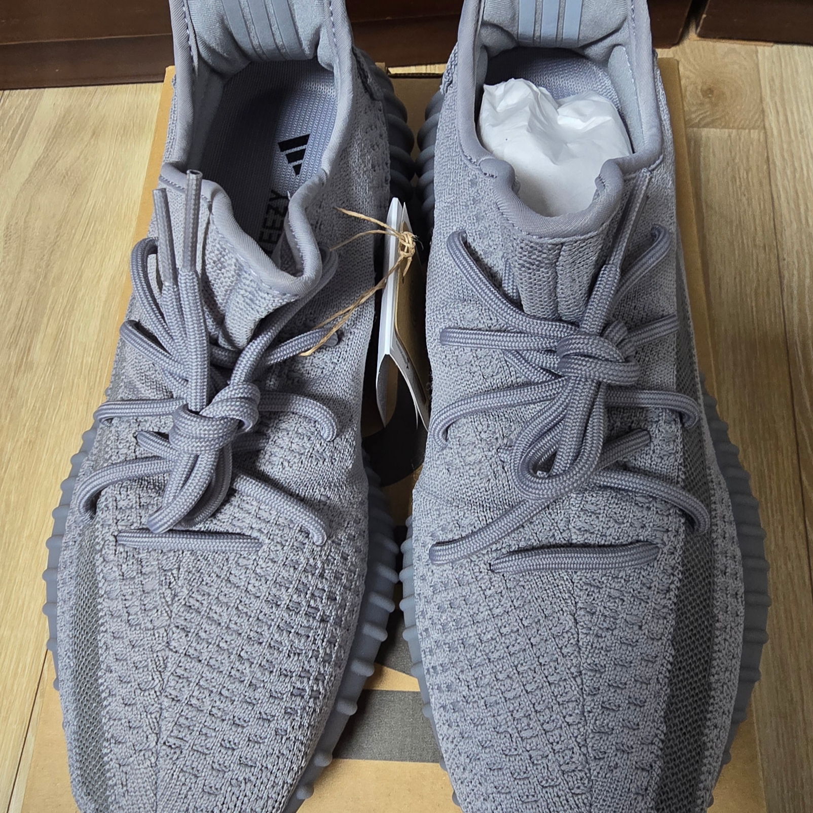 Adidas Yeezy Boost 350 V2 Steel Grey 착용 스타일 - 3