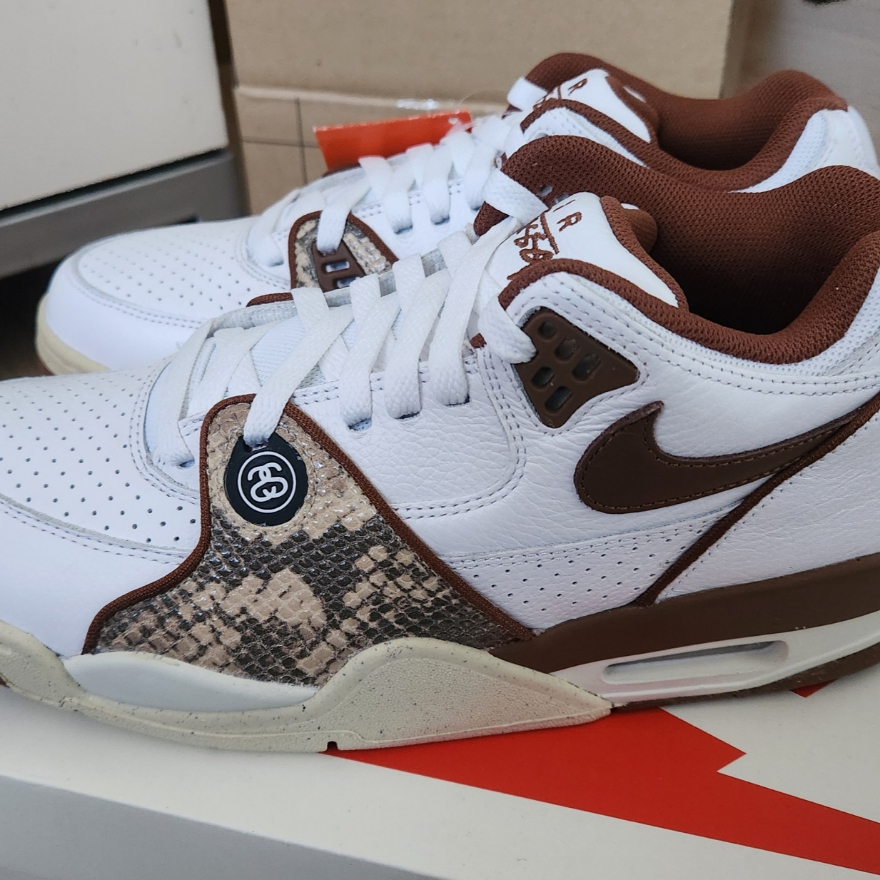 Nike x Stussy Air Flight 89 Low White and Pecan 착용 스타일 - 3