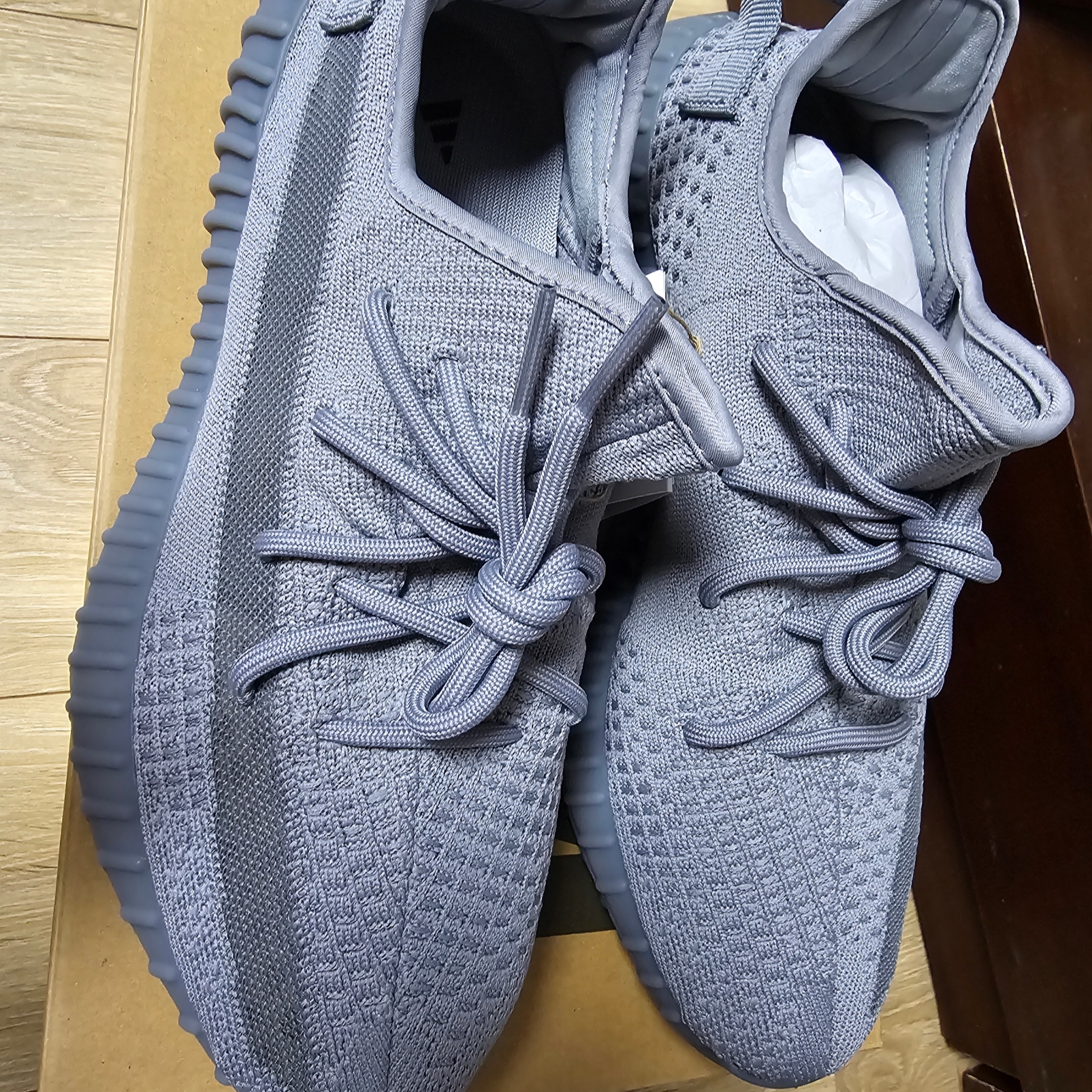 Adidas Yeezy Boost 350 V2 Steel Grey 착용 스타일 - 2