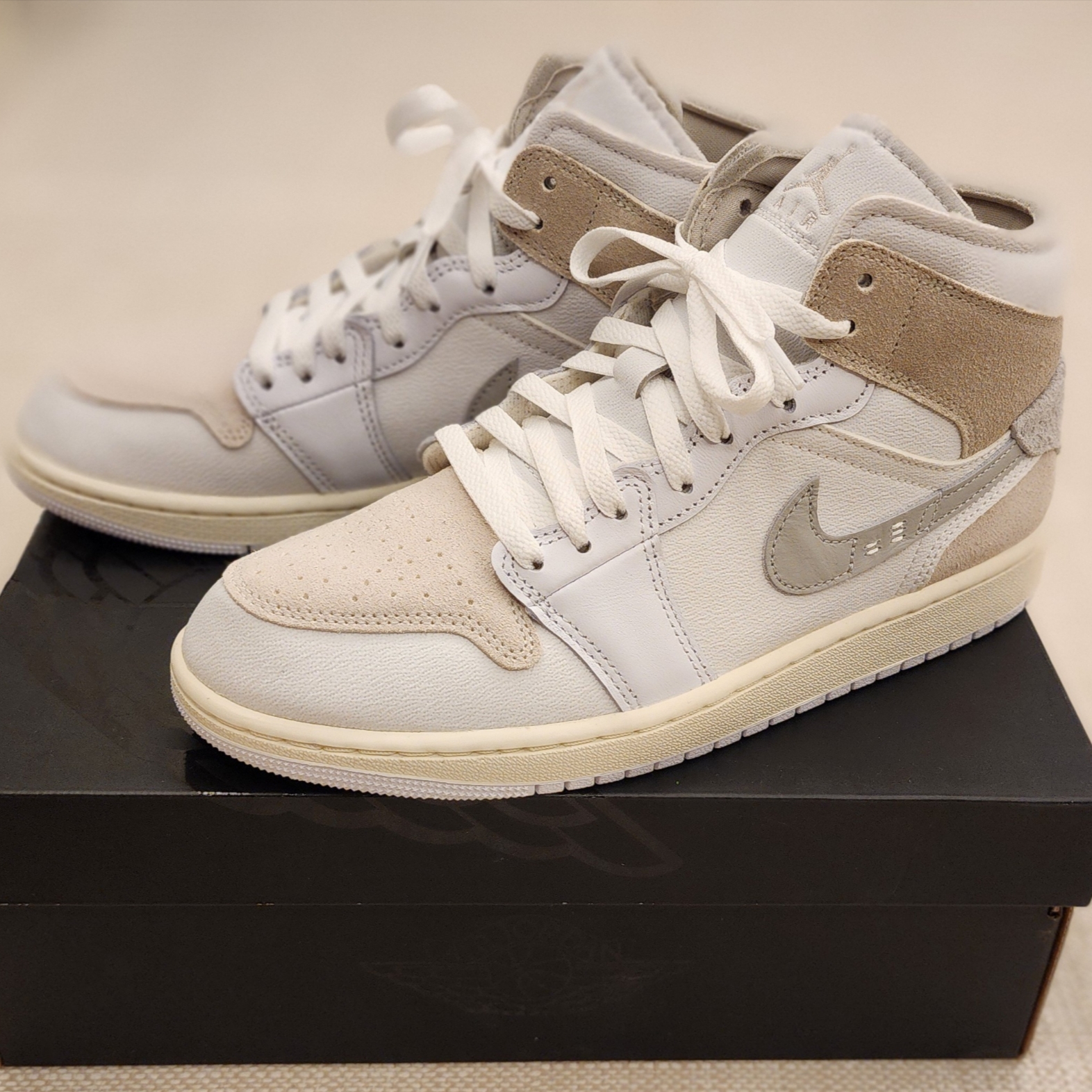 Jordan 1 Mid SE Craft White Light Orewood Brown 착용 스타일 - 2