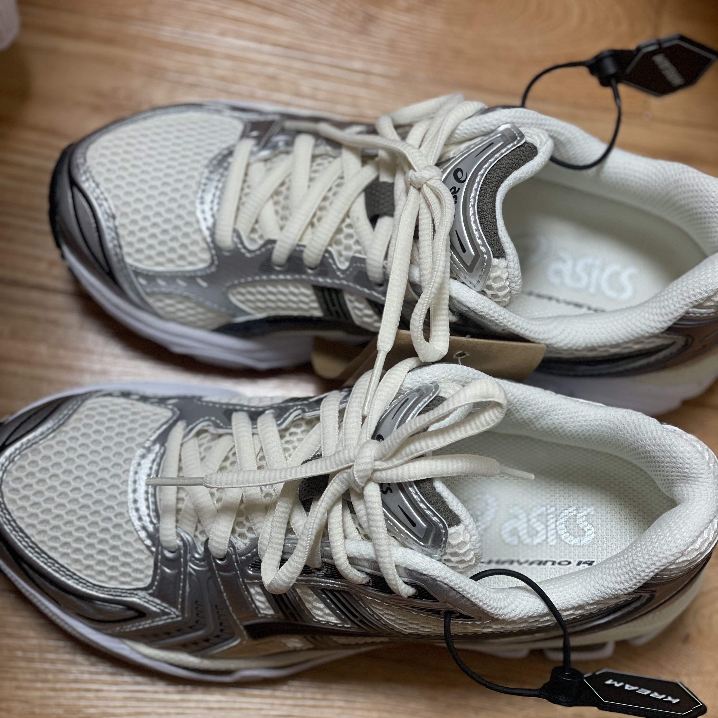 Asics Gel-Kayano 14 Cream Black 착용 스타일