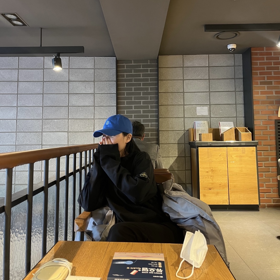 Stone Island 62420 Brushed Cotton Fleece Garment Dyed Crewneck Sweatshirt Navy Blue - 23FW 착용 스타일
