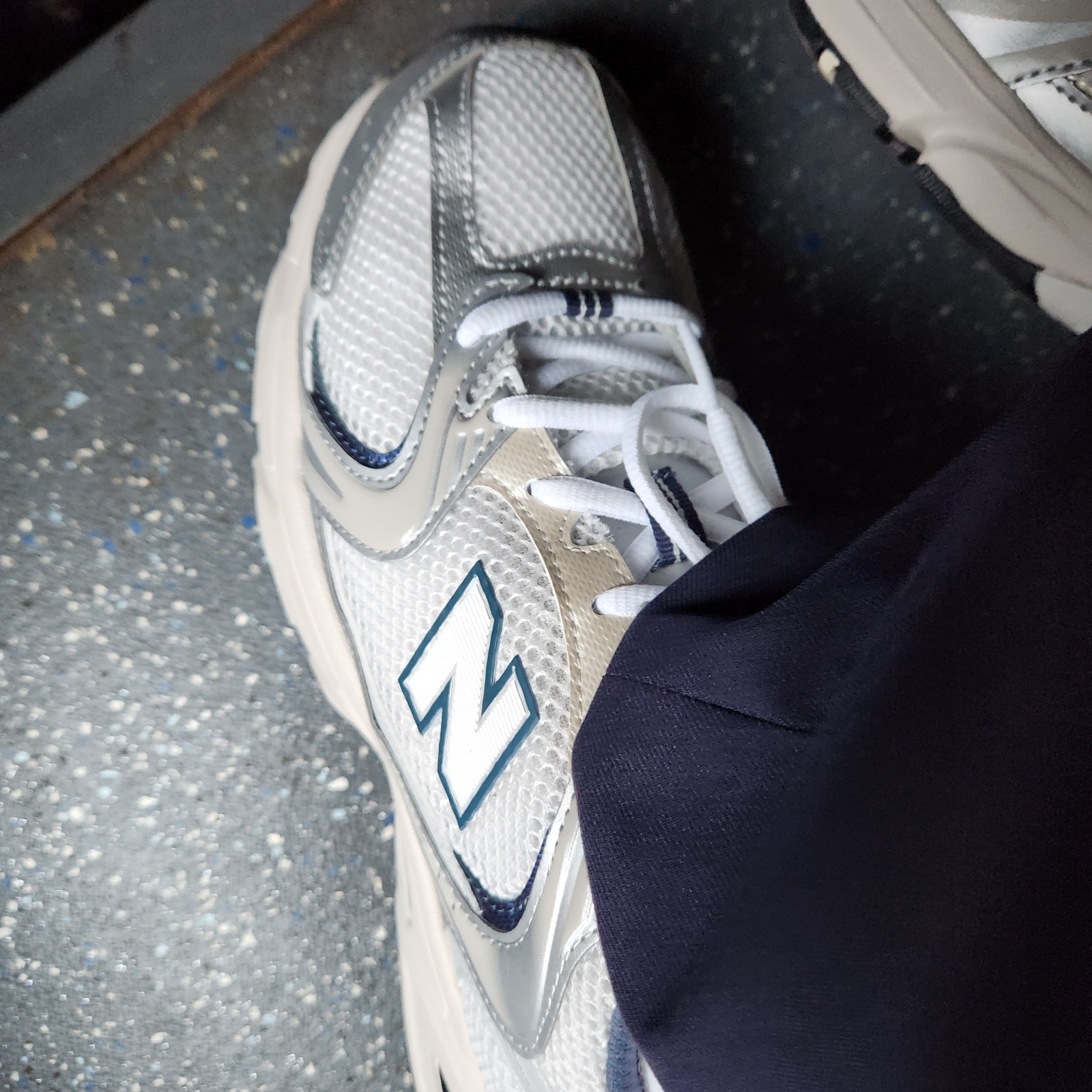 New Balance 530 Steel Grey 착용 스타일