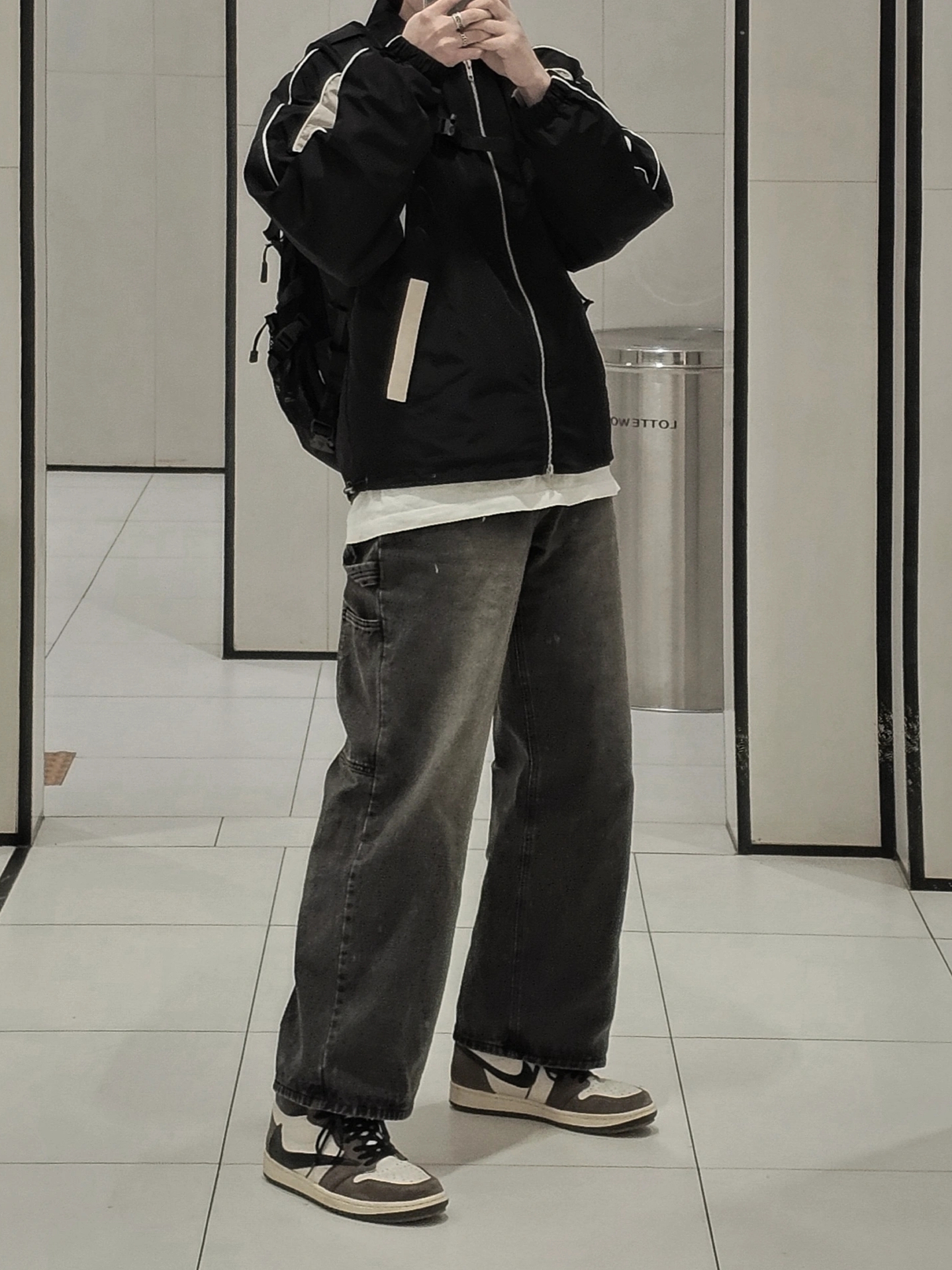 Jordan 1 x Travis Scott Retro High OG SP Mocha, Stussy Mercury T-Shirt White 착용 스타일