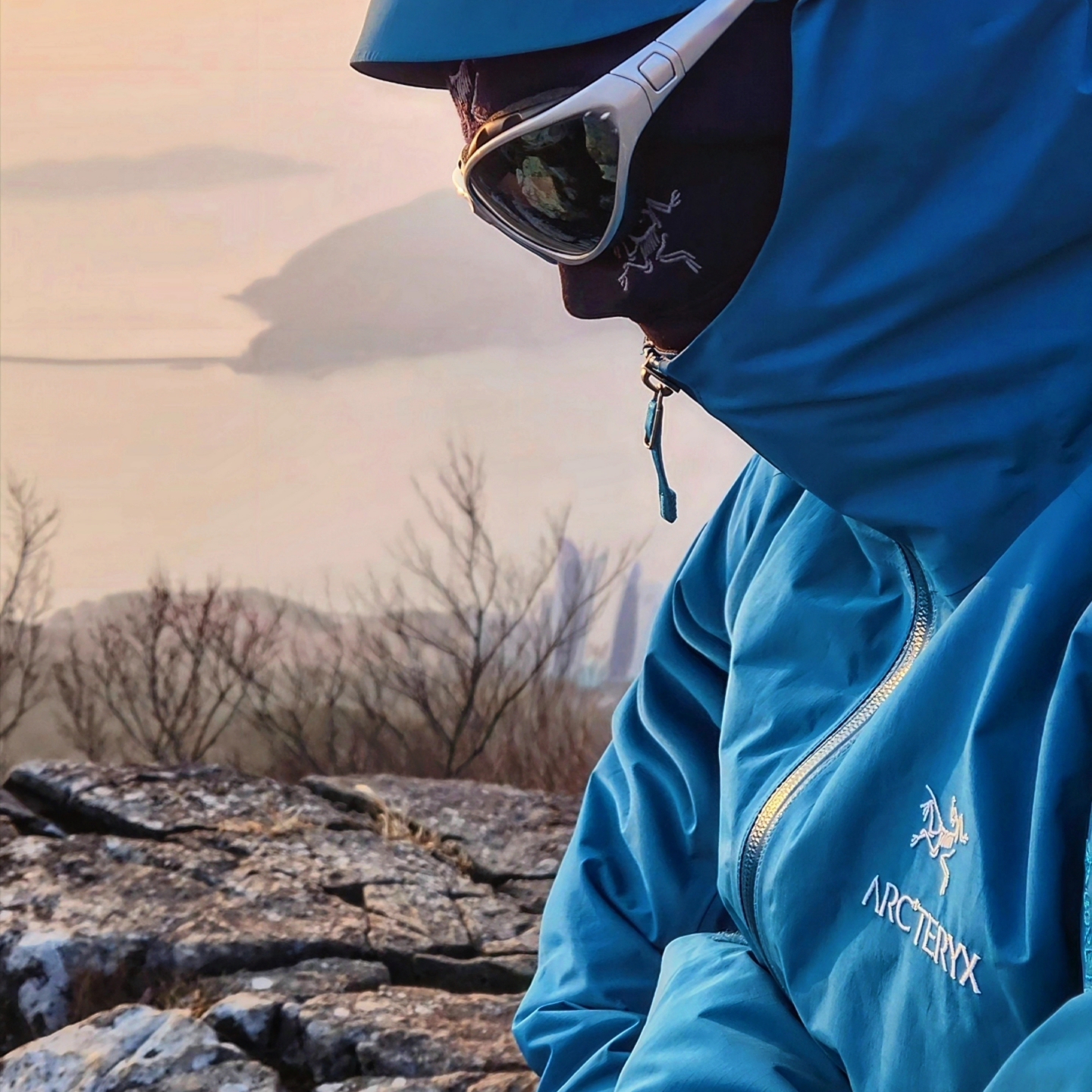 Arc'teryx Embroidered Bird Toque Black, Arc'teryx Rho Lightweight Wool Neck Gaiter Black 착용 스타일 - 2