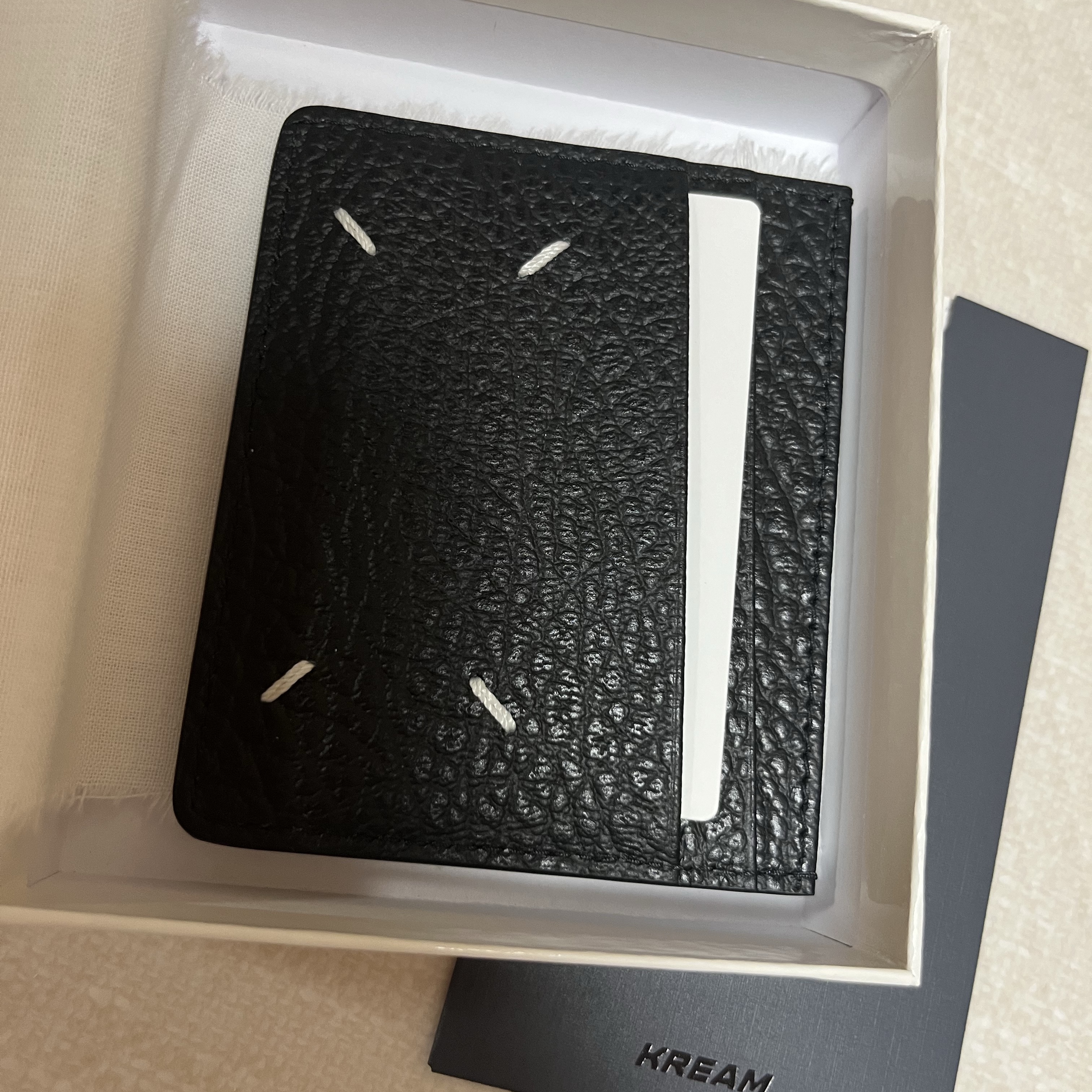 Maison Margiela Stitch Card Holder Black 착용 스타일 - 2
