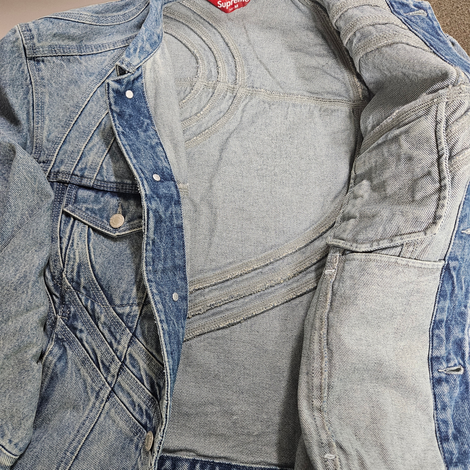 Supreme S Logo Denim Trucker Jacket Washed Blue - 24SS, Stussy Denim Zip Work Jacket Washed Blue 착용 스타일 - 5