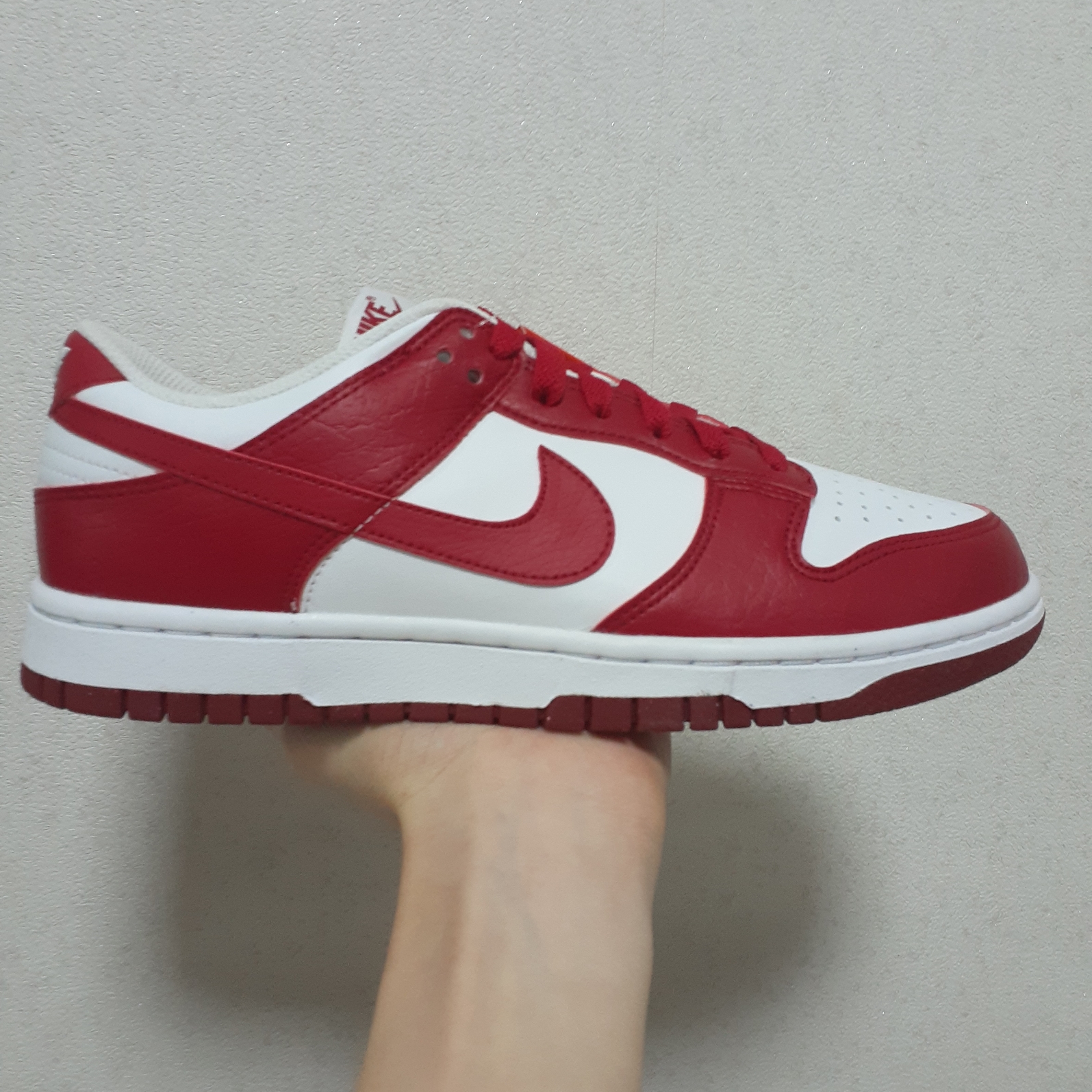 (W) Nike Dunk Low Next Nature Gym Red 착용 스타일 - 1