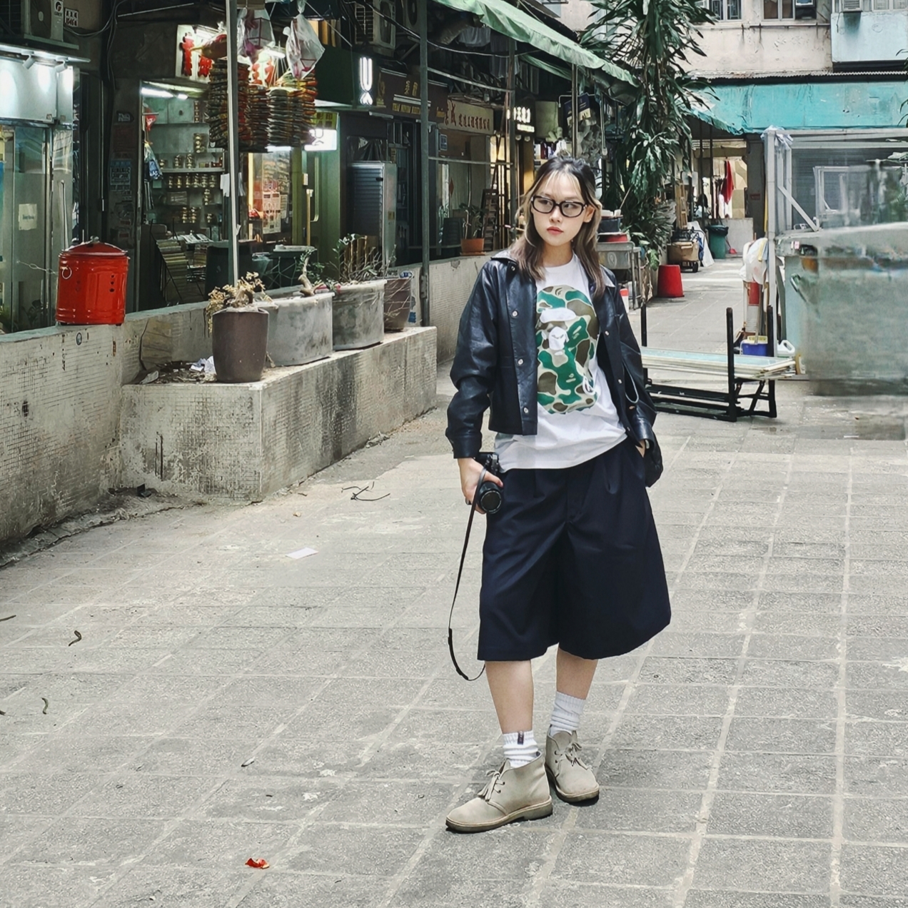 Clarks Desert Boot Sand Suede, BAPE ABC Camo Big Ape Head T-Shirt White Green 착용 스타일 - 1