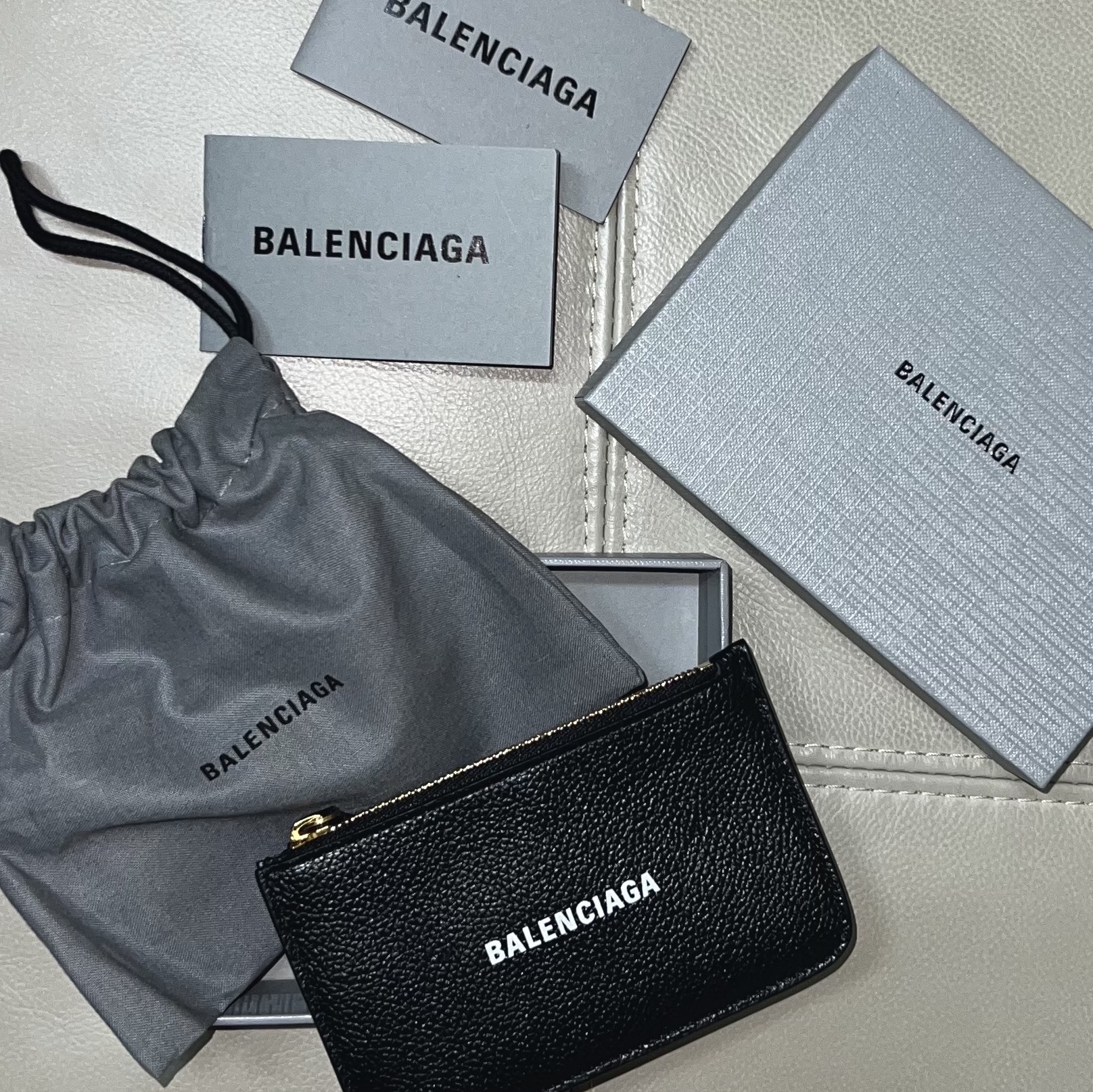 Balenciaga Zipped Card Holder Black 착용 스타일