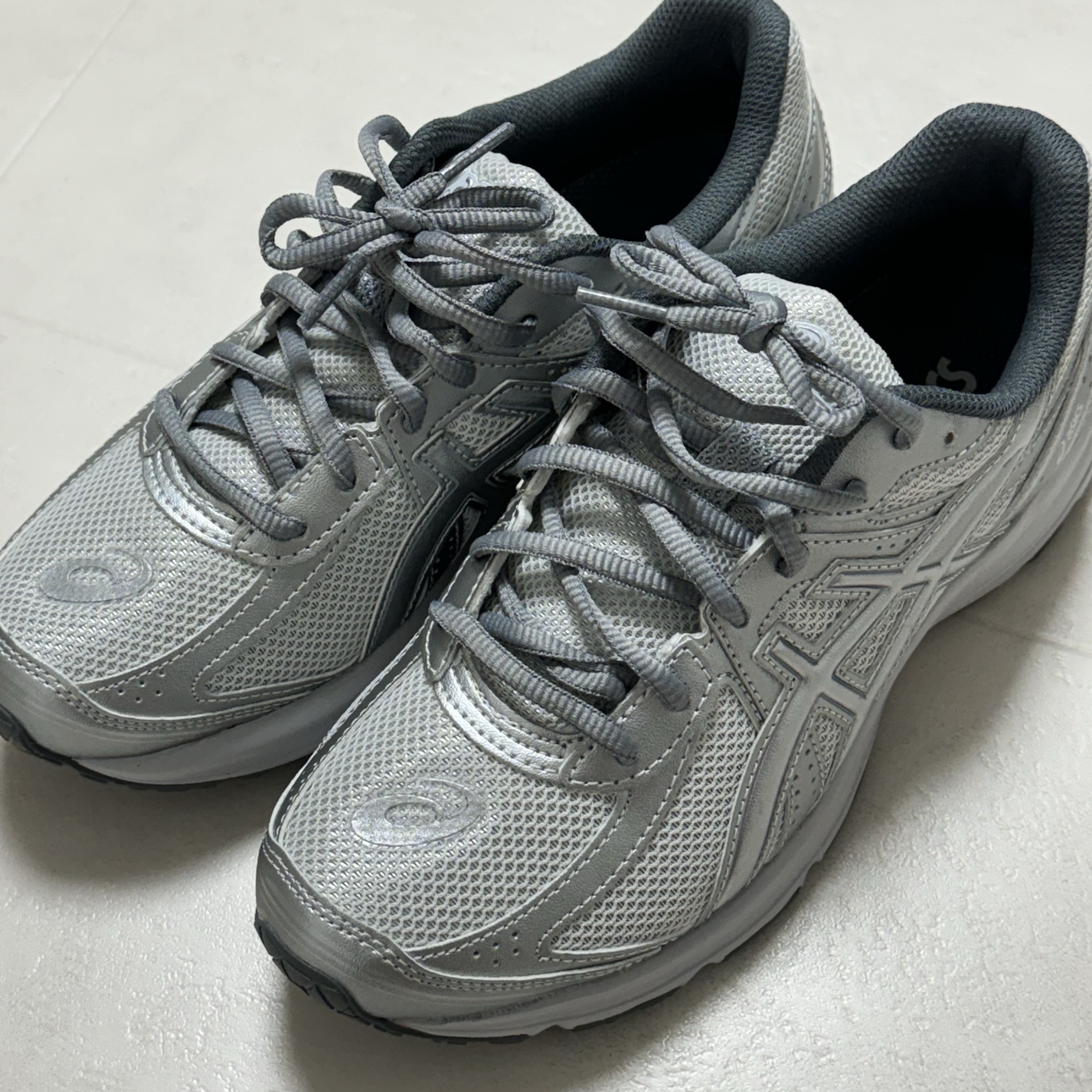 Asics Jog 100 S SMU Glacier Grey Pure Silver - 2E Wide 착용 스타일