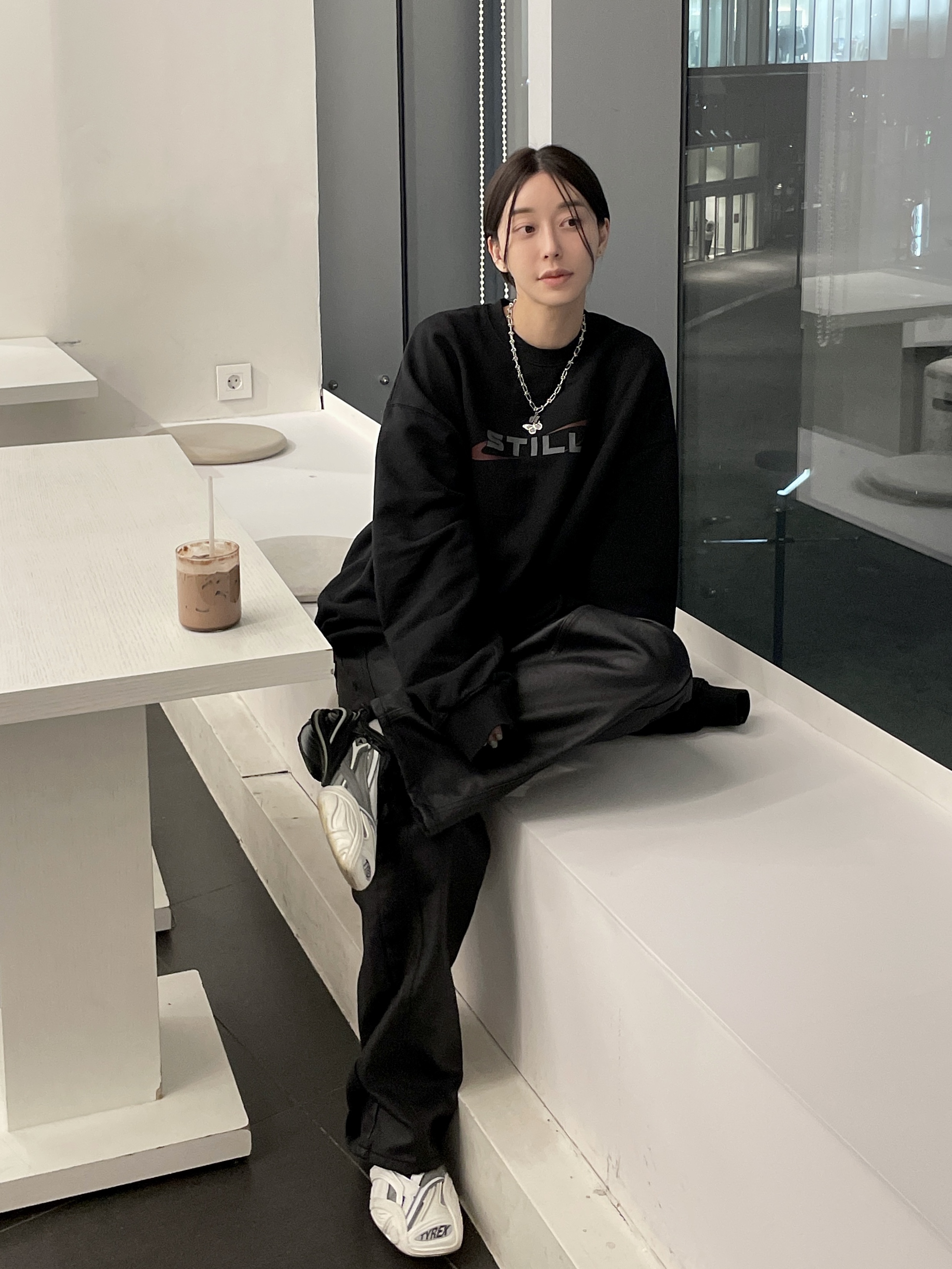 (W) Balenciaga Tyrex Sneakers Black White 착용 스타일 - 1