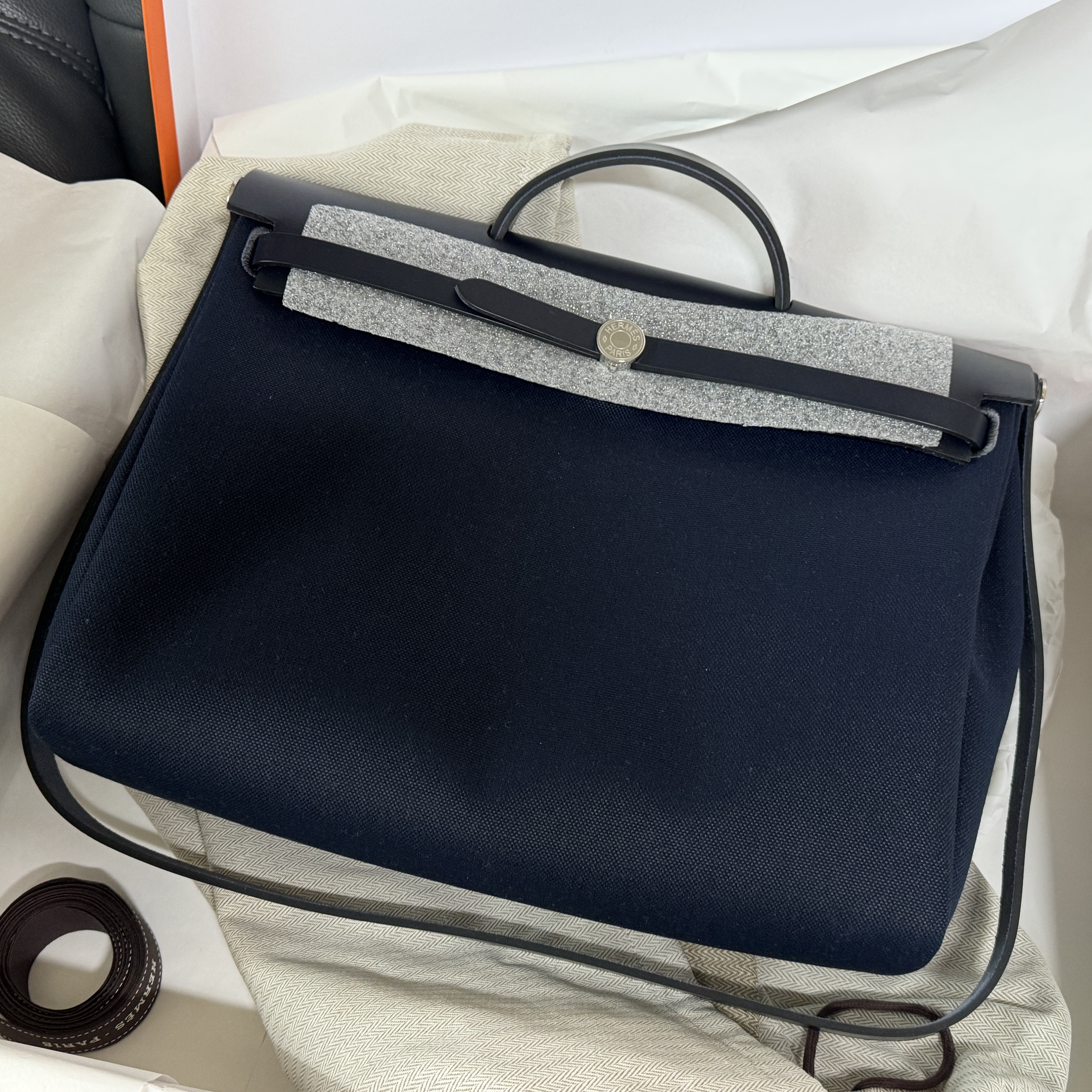 Hermes Herbag Messenger 39 Bag Military Canvas Hunter & Palladium Bleu Marine Bleu Indigo 착용 스타일