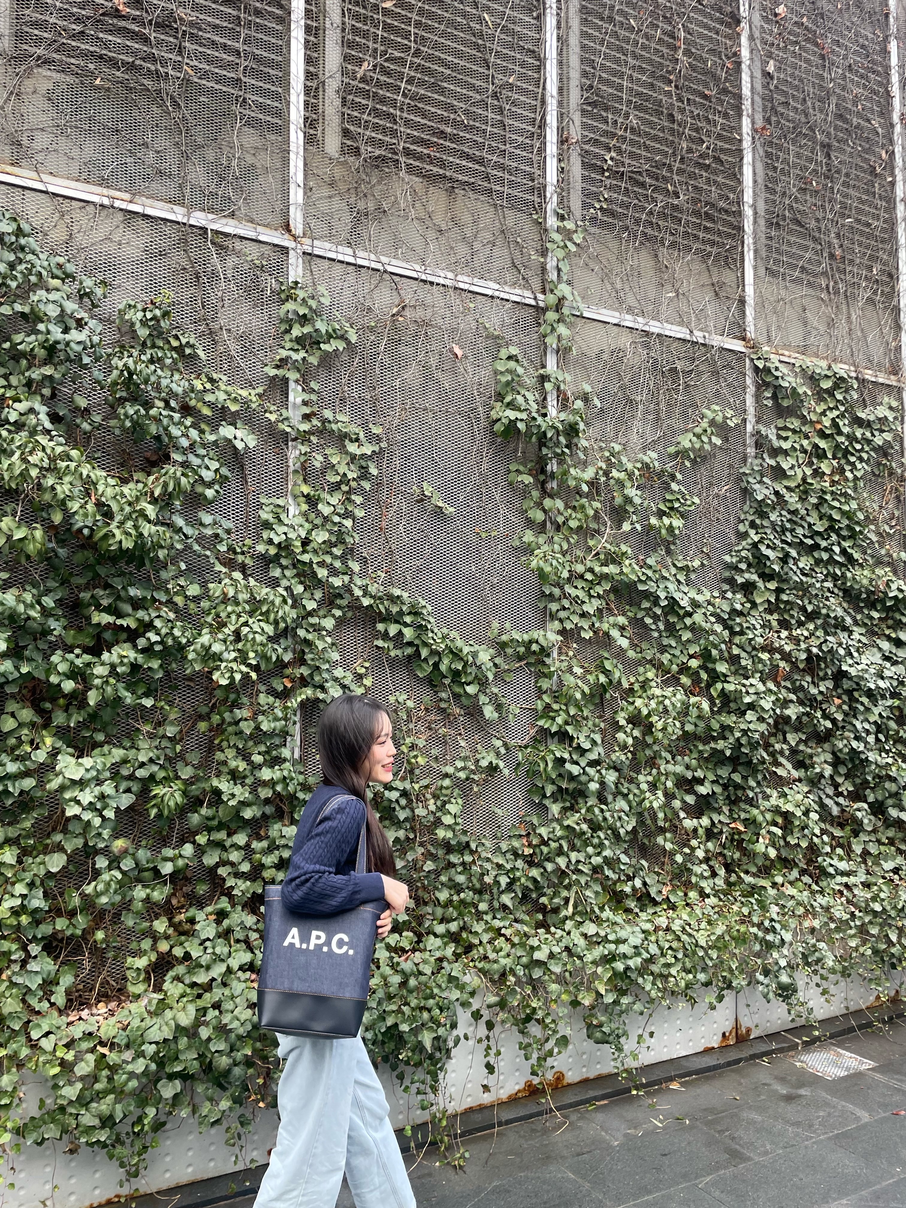 A.P.C. Axelle Small Tote Bag Denim Dark Navy 착용 스타일