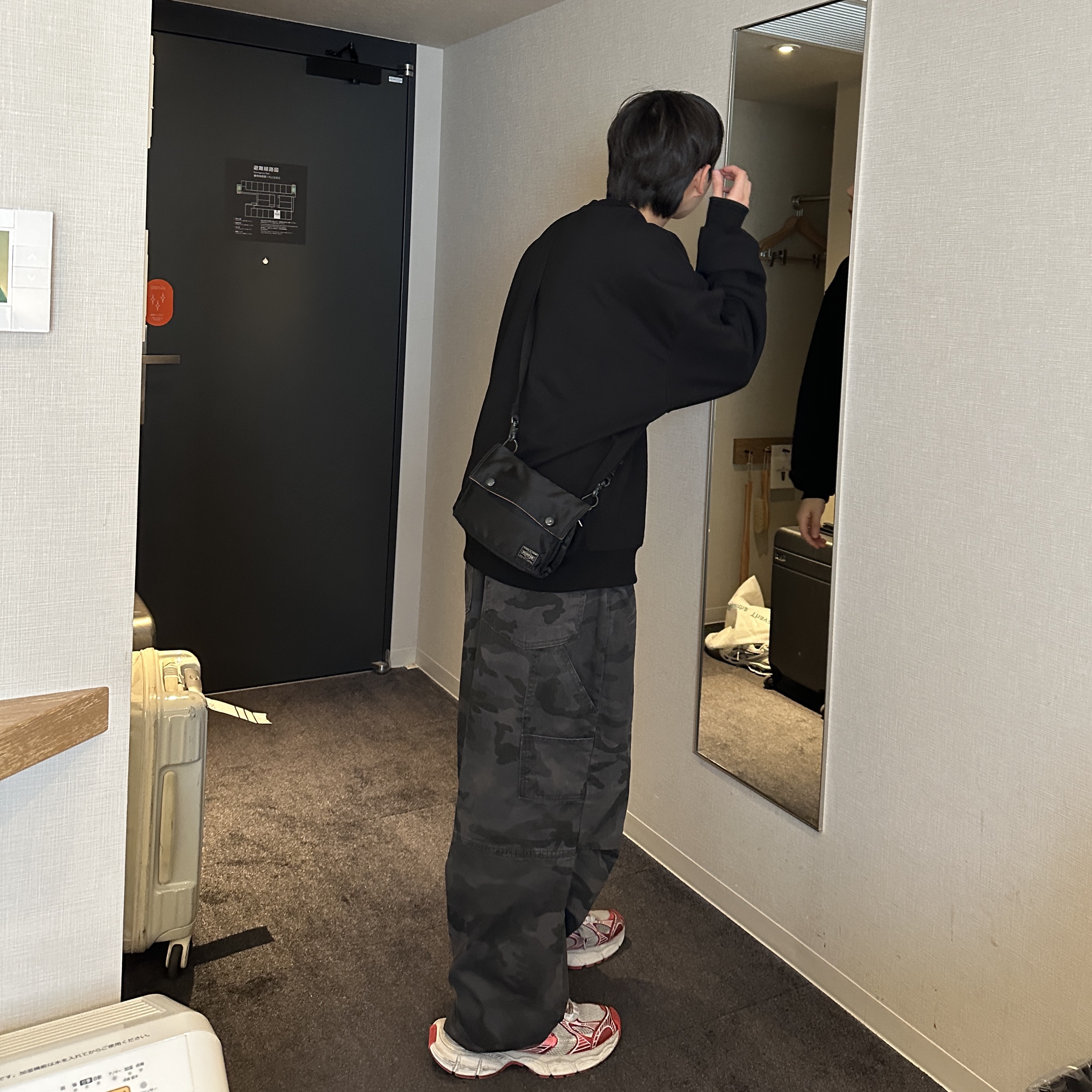 Balenciaga 3XL Sneakers White Red, Porter Tanker Shoulder Bag Black 착용 스타일