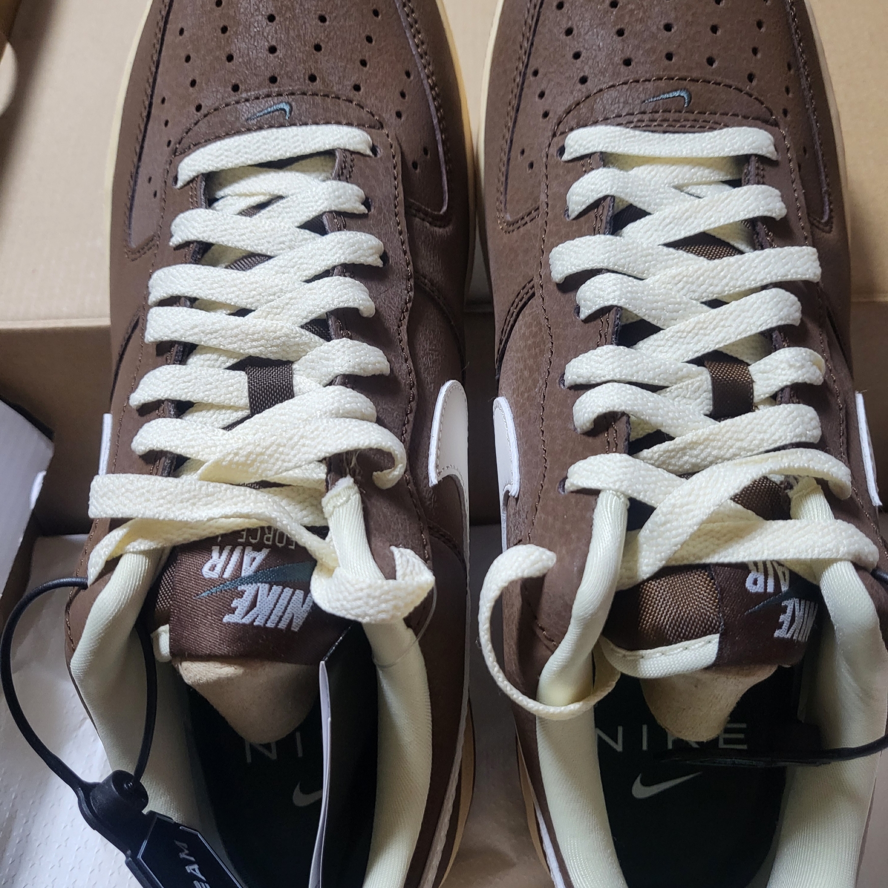 Nike Air Force 1 '07 Cacao Wow Coconut Milk 착용 스타일 - 2
