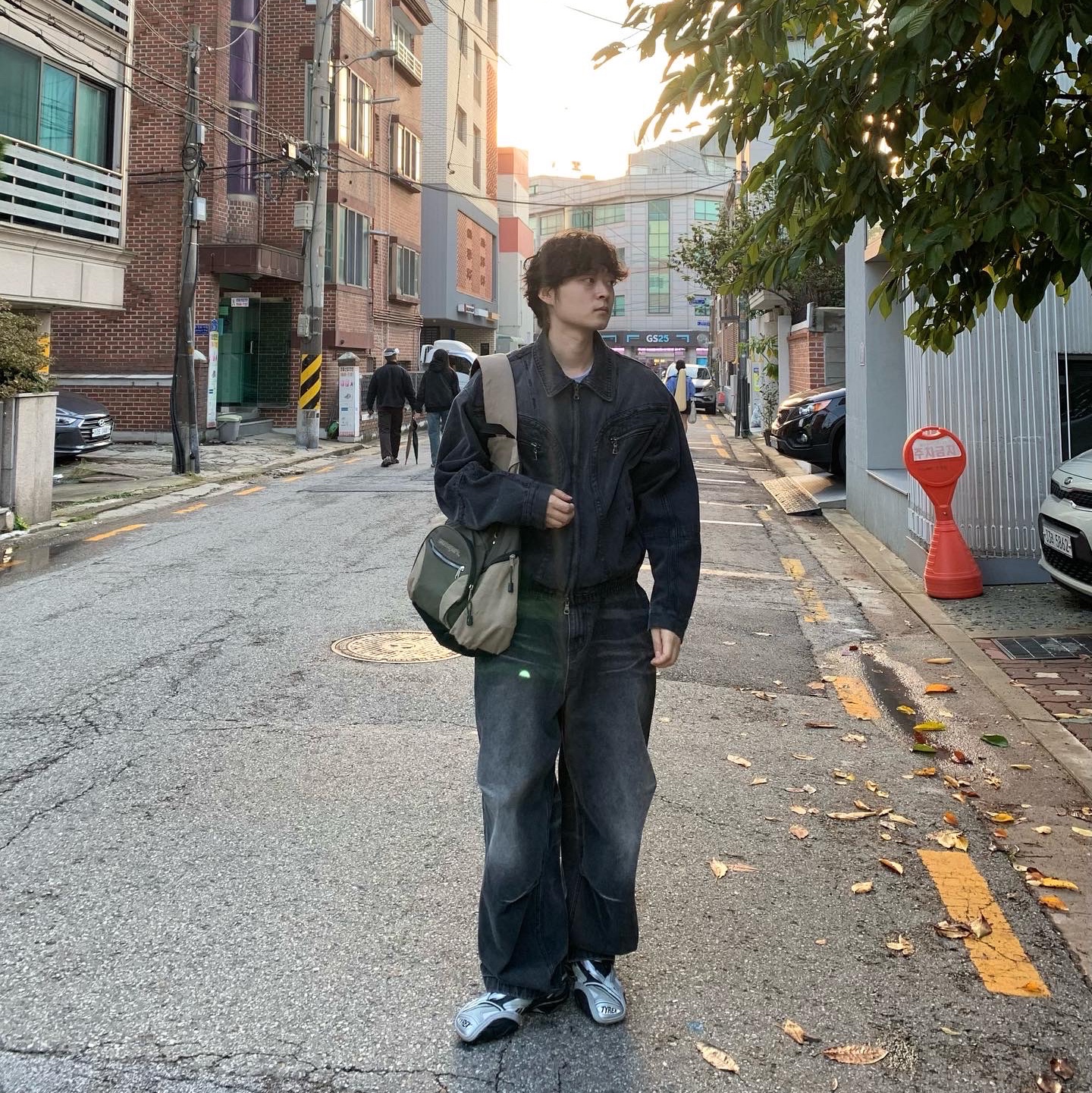 Balenciaga Tyrex Sneakers Black Grey 착용 스타일 - 1